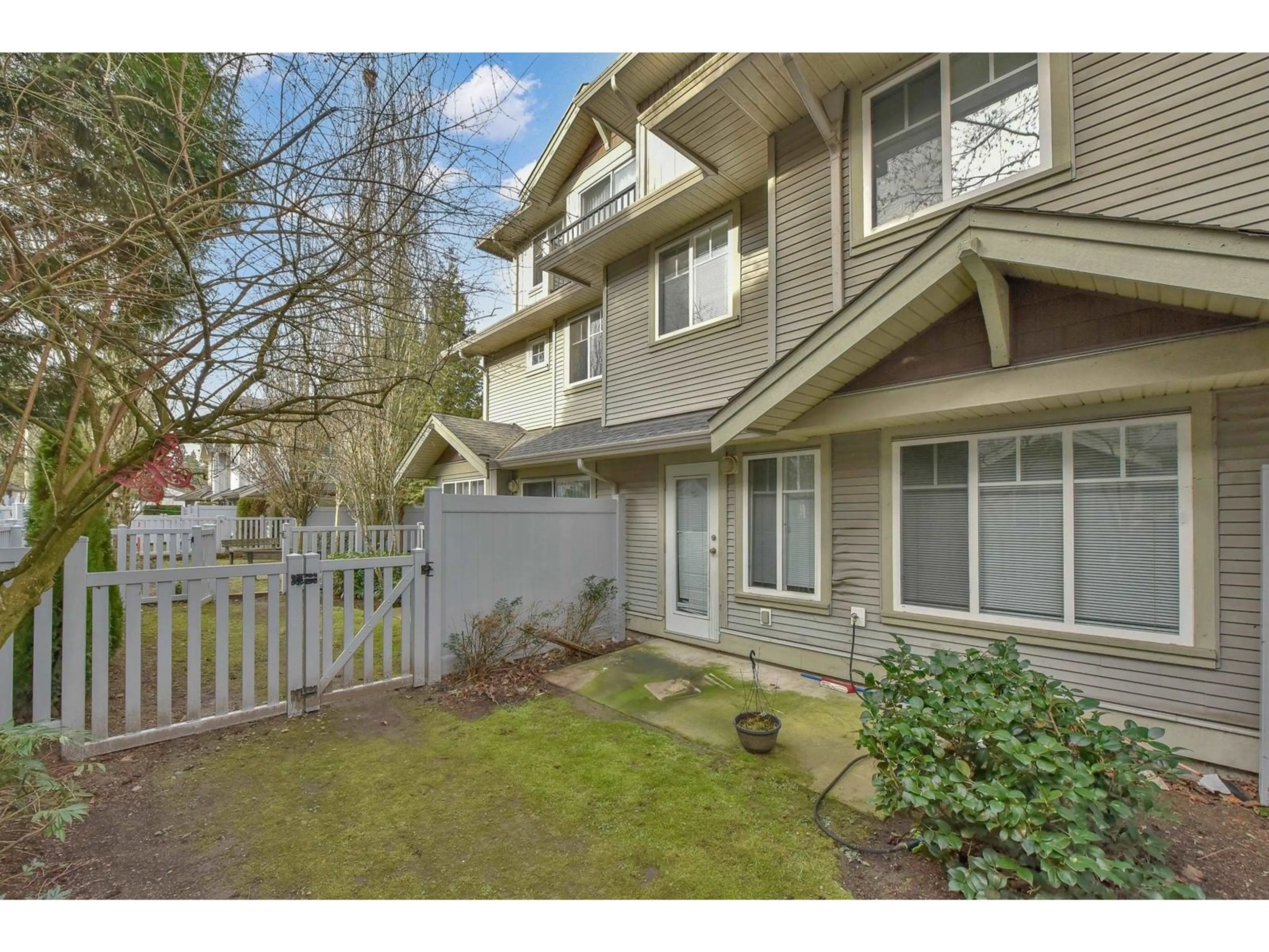 Patio, street for 76 - 12040 68, Surrey British Columbia V3W1P5