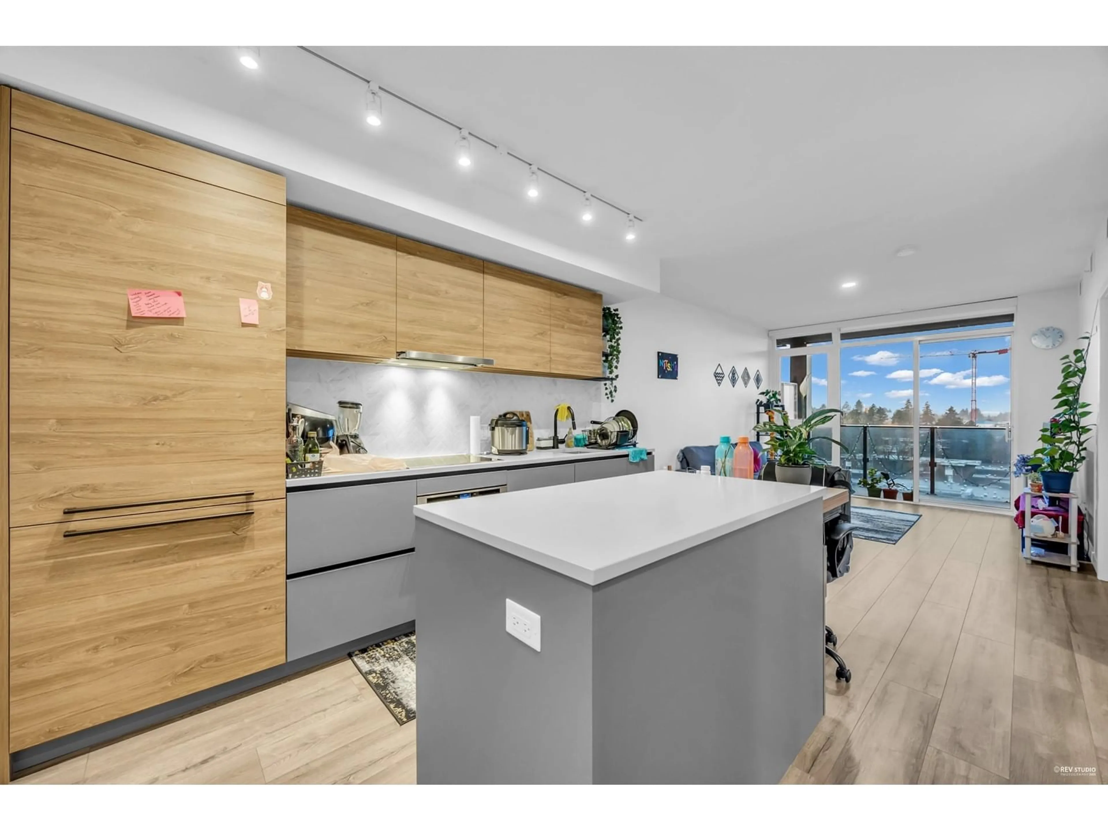 Open concept kitchen, wood/laminate floor for 912 - 13428 105, Surrey British Columbia V3T0S6