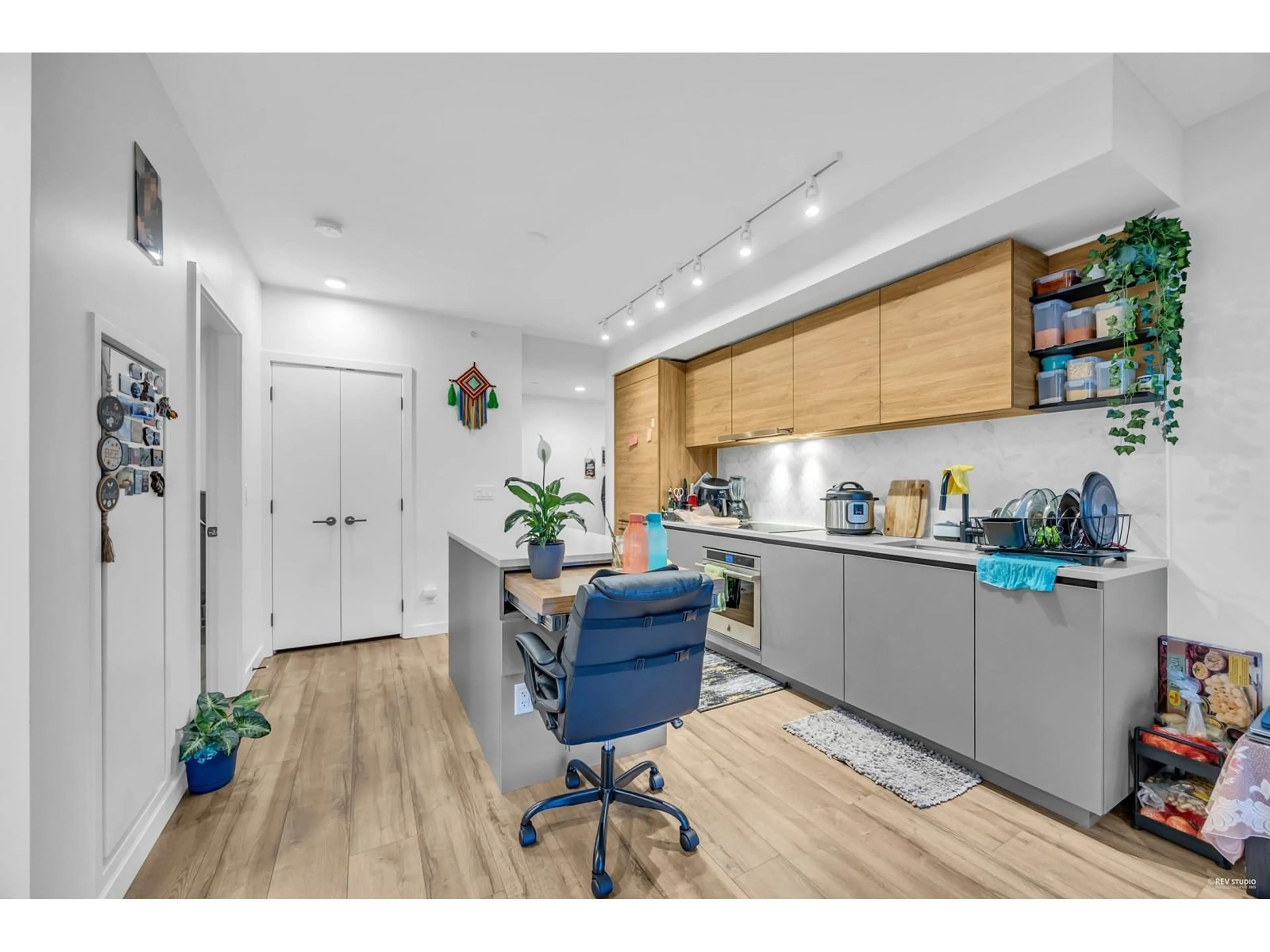 Open concept kitchen, wood/laminate floor for 912 - 13428 105, Surrey British Columbia V3T0S6