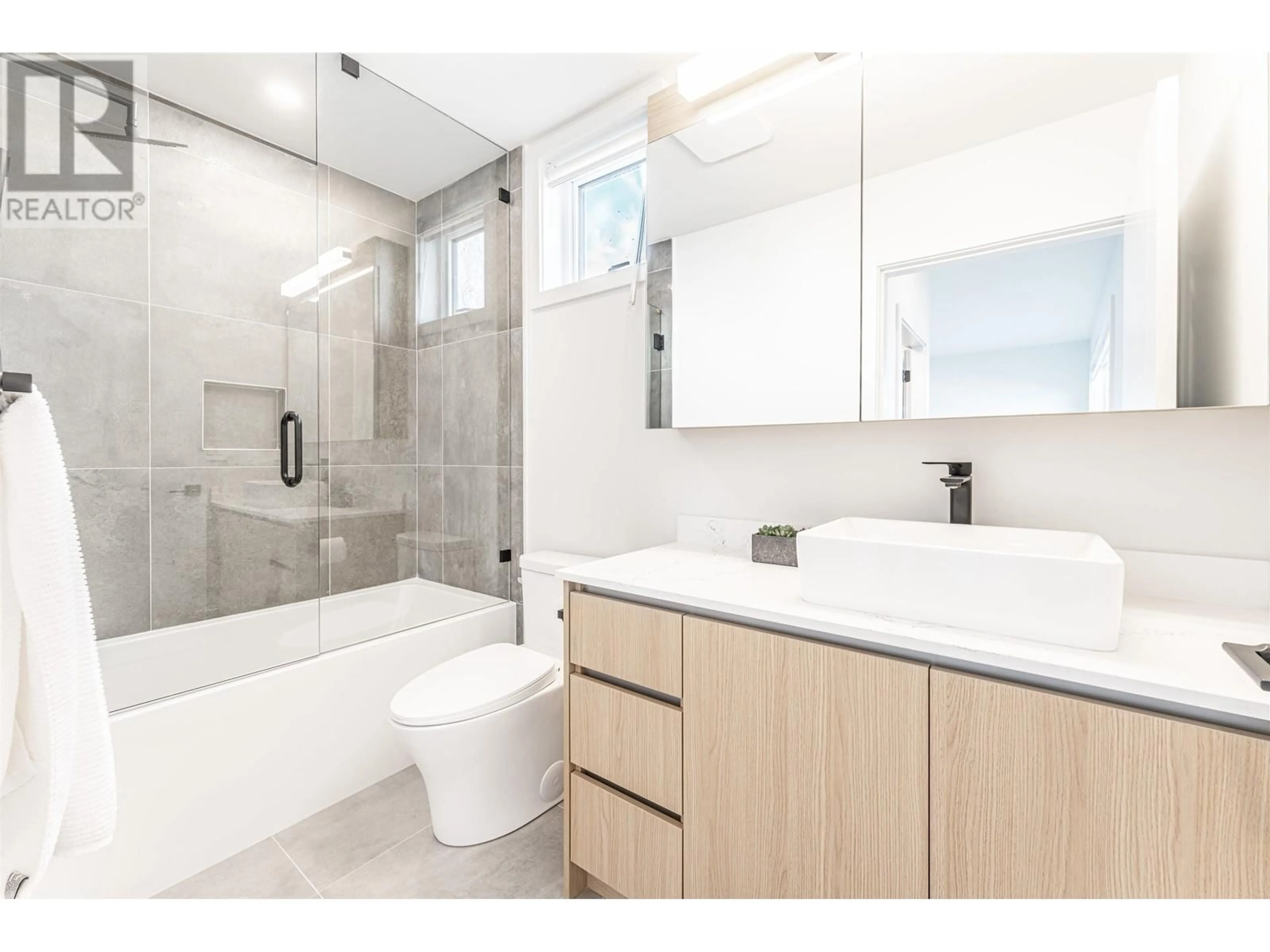 Contemporary bathroom, ceramic/tile floor for 2 - 8300 NO. 3 ROAD, Richmond British Columbia V6Y2E3