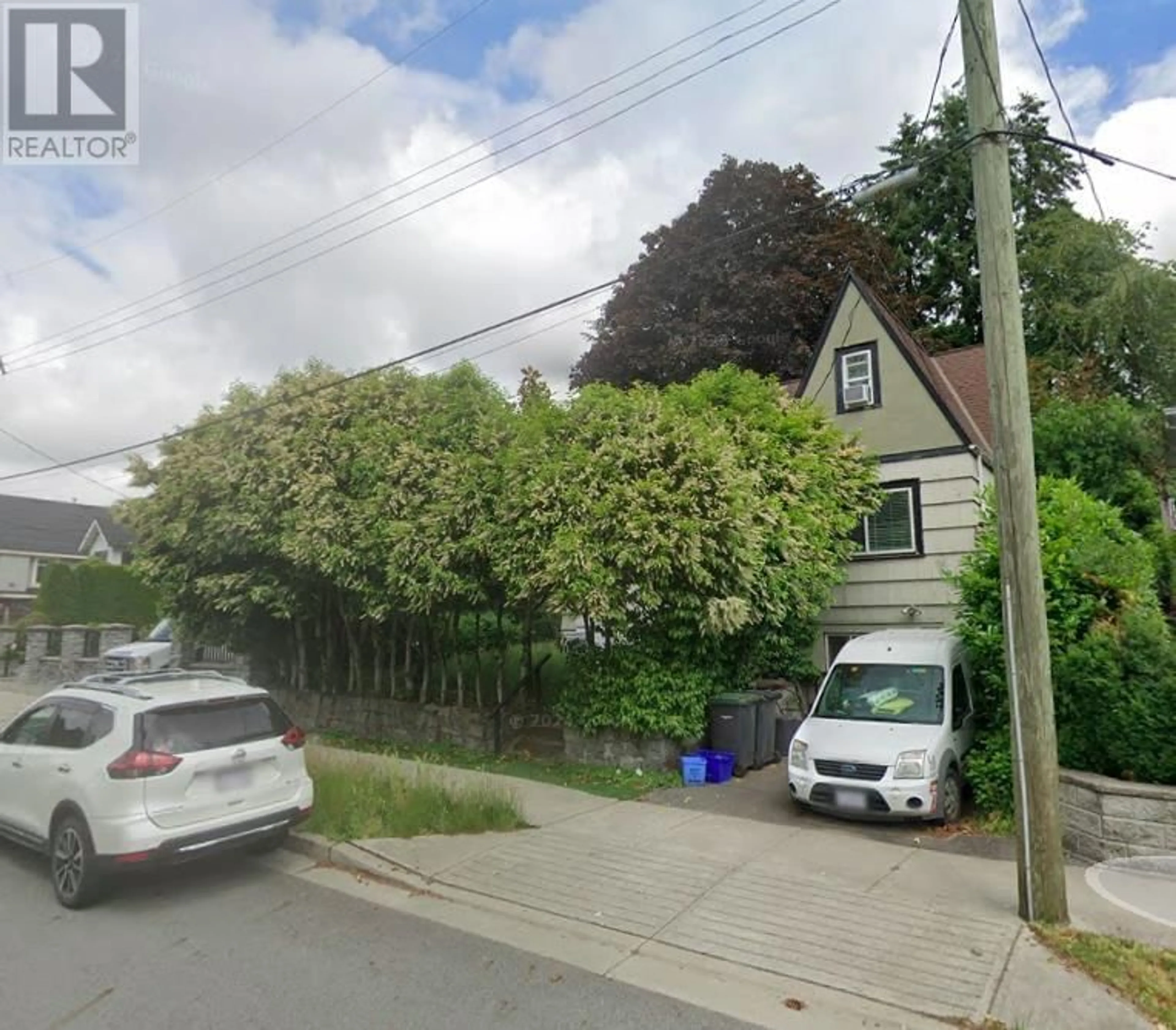 A pic from outside/outdoor area/front of a property/back of a property/a pic from drone, street for 949 HARRIS AVENUE, Coquitlam British Columbia V3K1S4