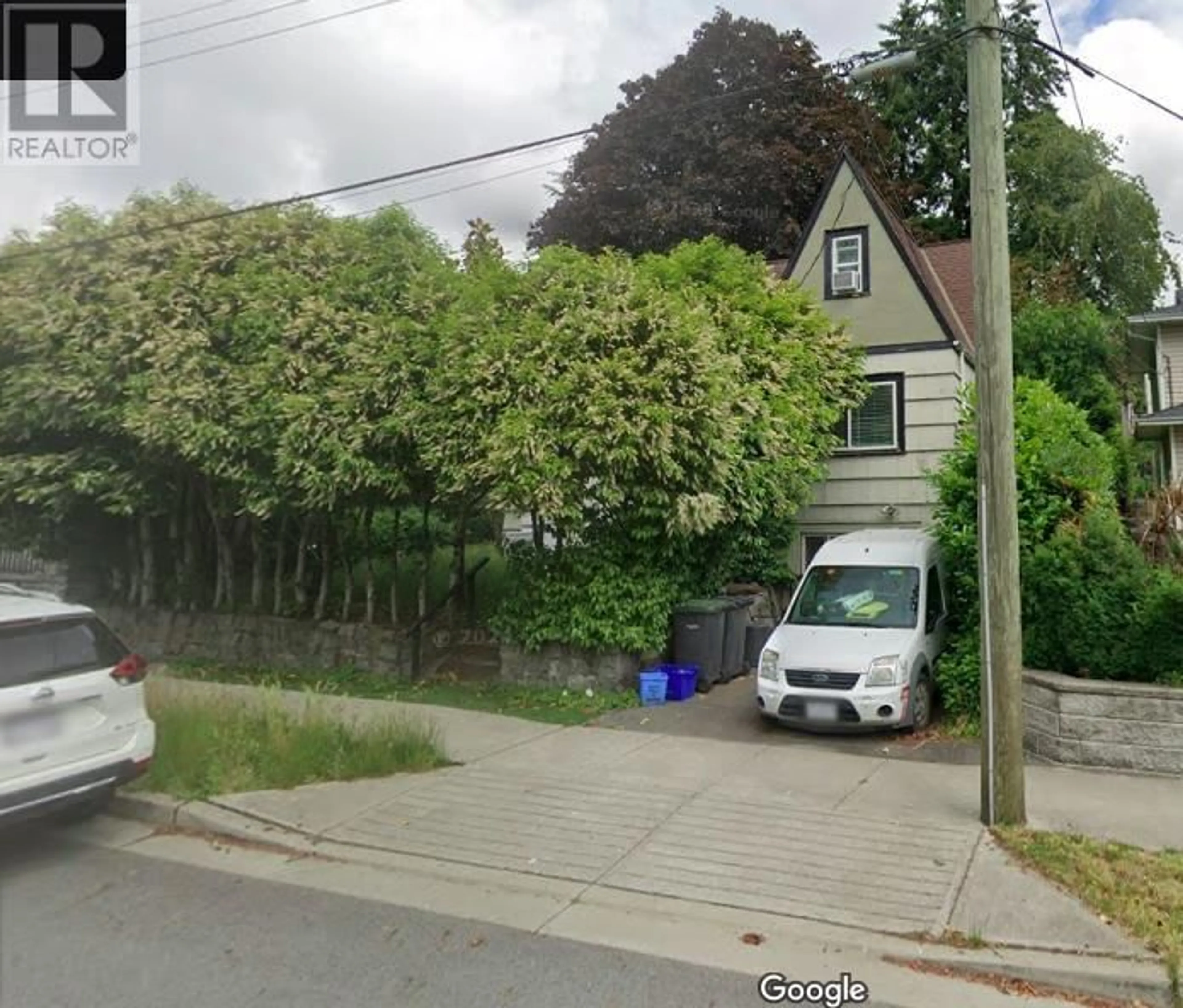 A pic from outside/outdoor area/front of a property/back of a property/a pic from drone, street for 949 HARRIS AVENUE, Coquitlam British Columbia V3K1S4