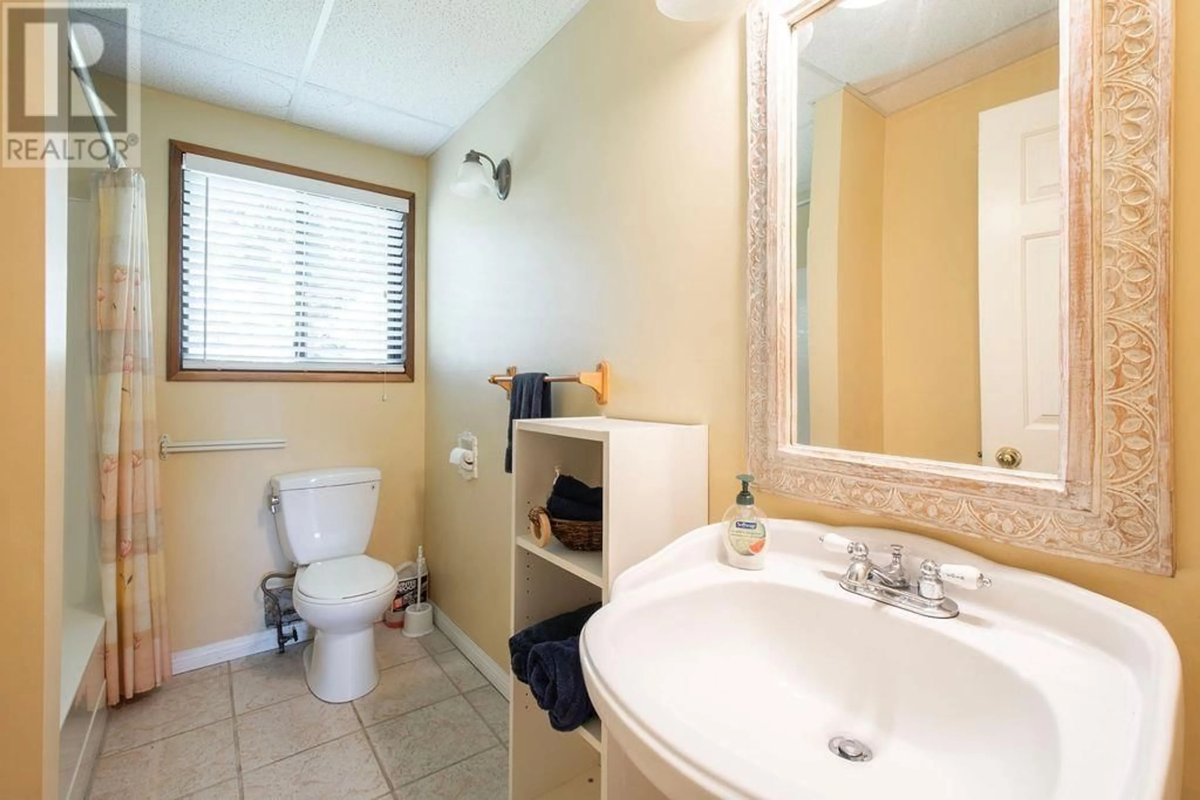 Standard bathroom, ceramic/tile floor for B - 1430 SEA RANCH SHORELINE, Gambier Island British Columbia V0N1V0