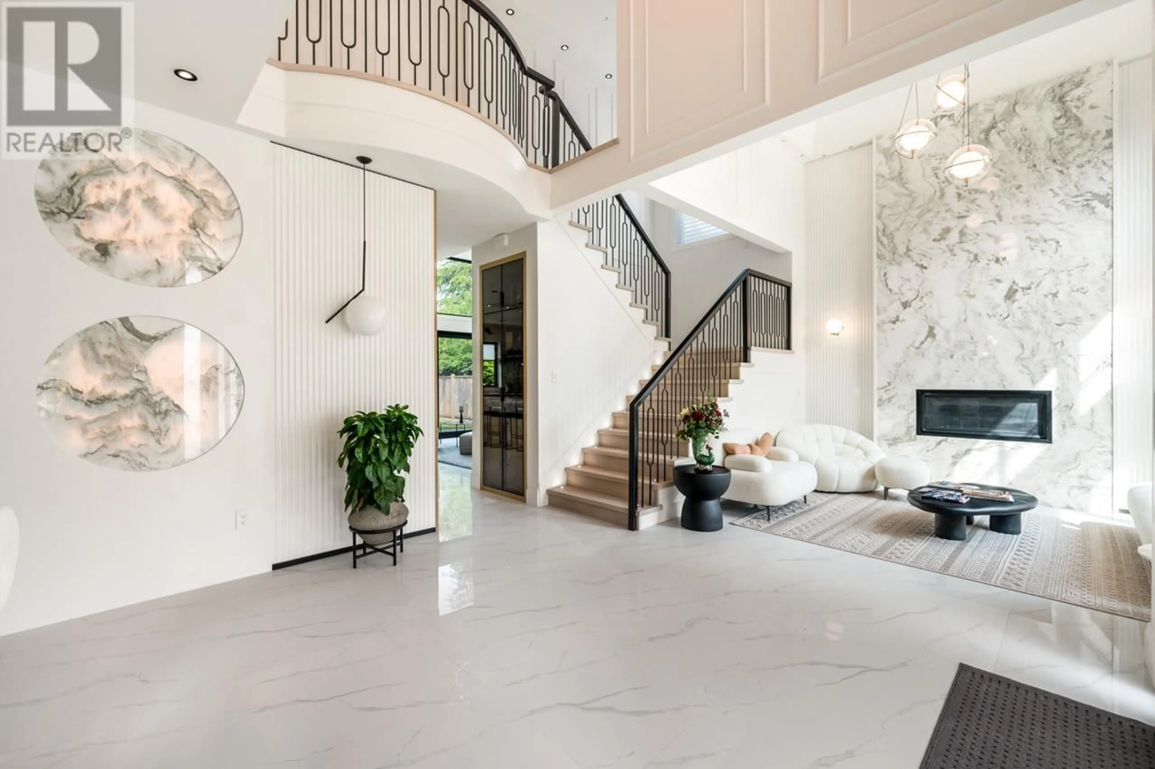 Indoor foyer for 11331 NO. 2 ROAD, Richmond British Columbia V7E2E6
