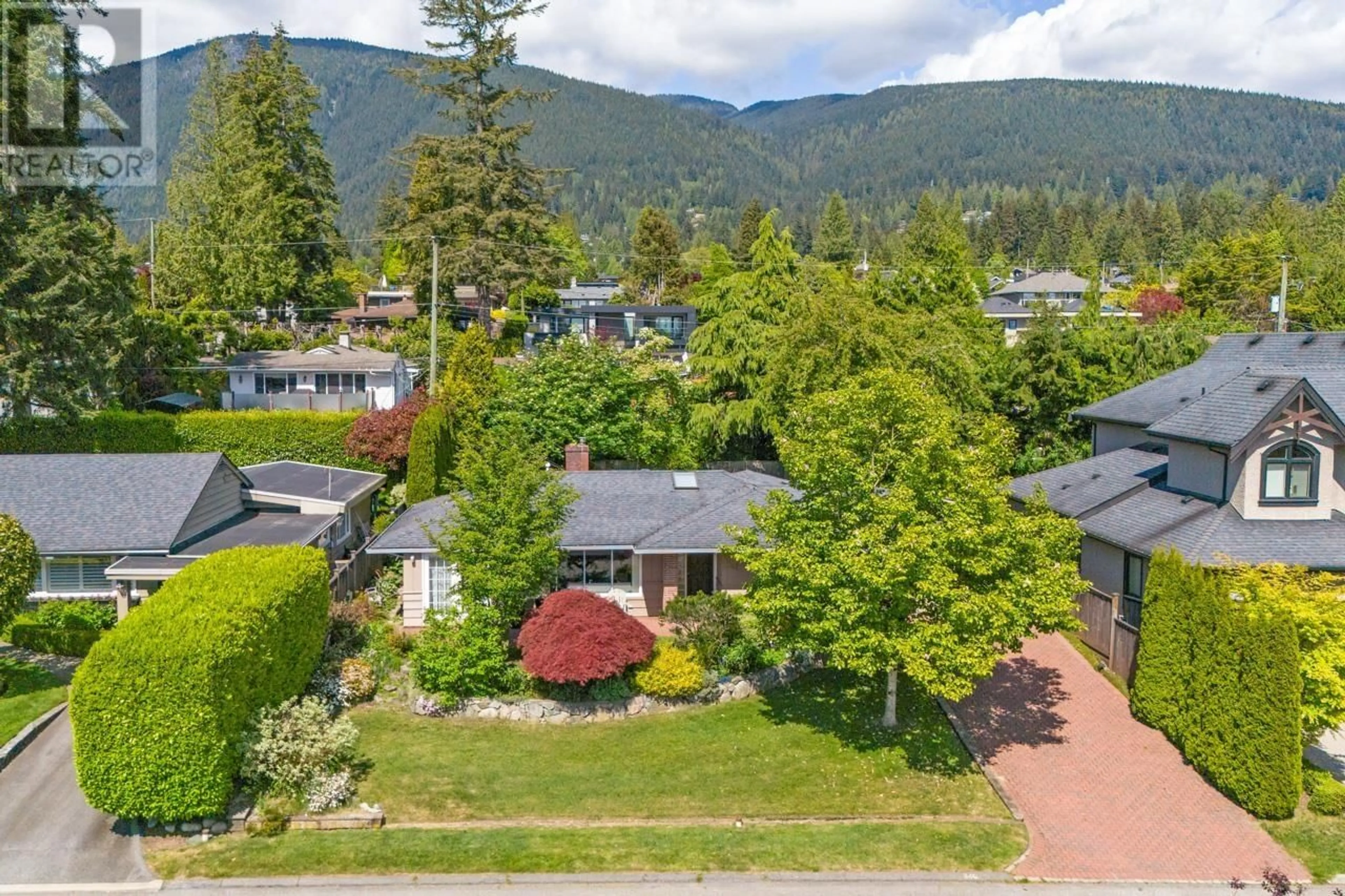 A pic from outside/outdoor area/front of a property/back of a property/a pic from drone, mountain view for 946 BEAUMONT DRIVE, North Vancouver British Columbia V7R1P4