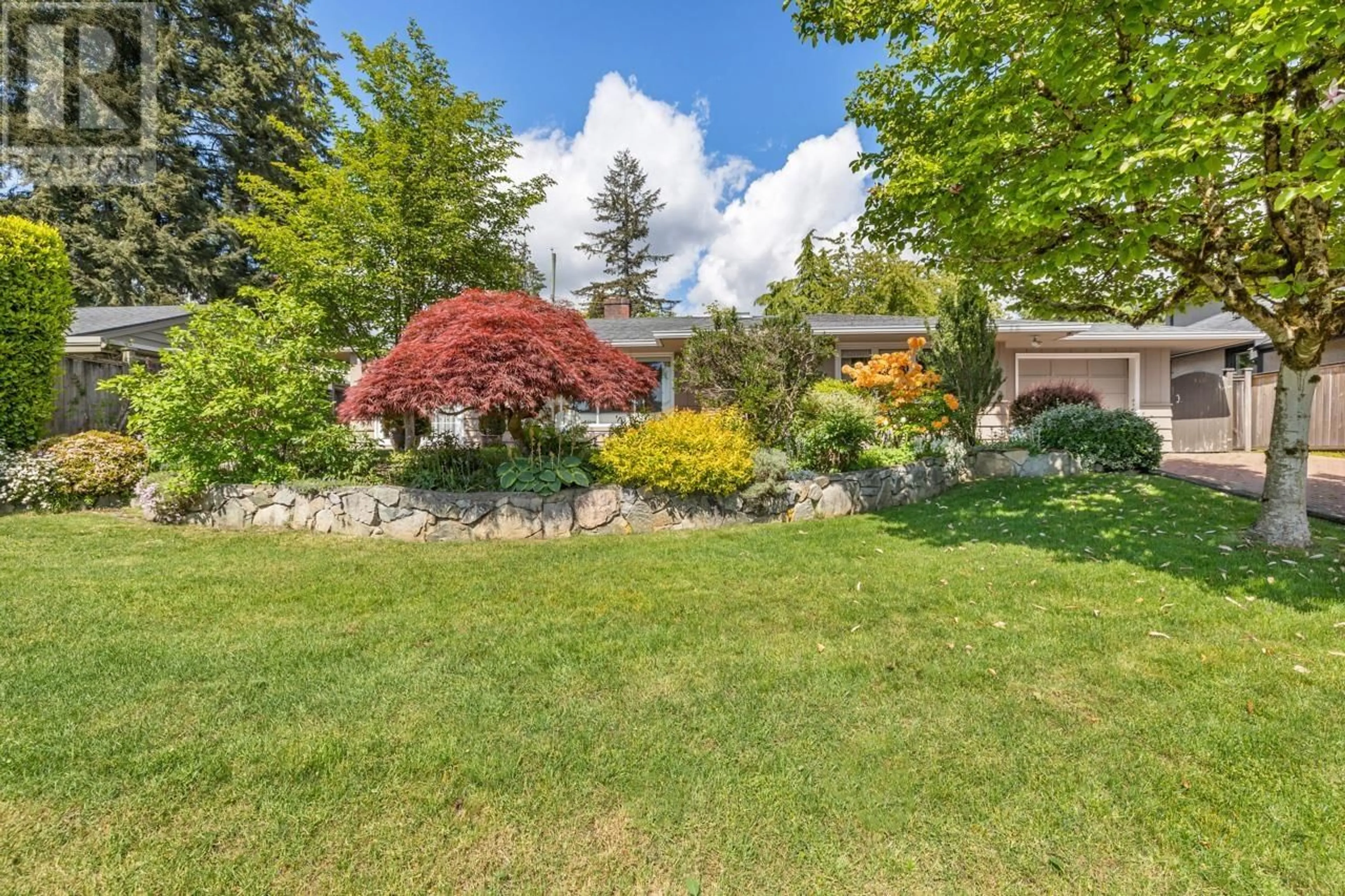 A pic from outside/outdoor area/front of a property/back of a property/a pic from drone, street for 946 BEAUMONT DRIVE, North Vancouver British Columbia V7R1P4