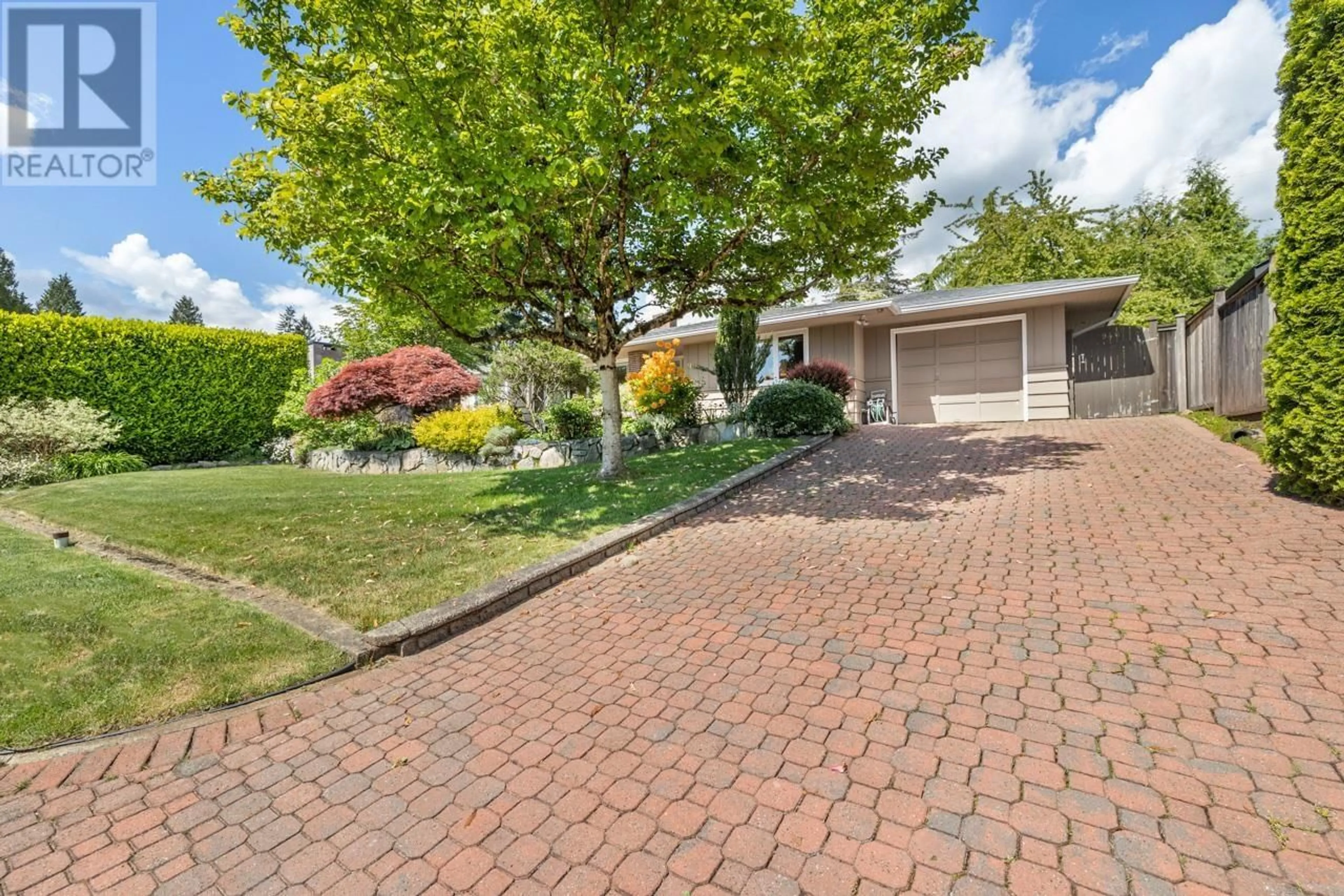 A pic from outside/outdoor area/front of a property/back of a property/a pic from drone, street for 946 BEAUMONT DRIVE, North Vancouver British Columbia V7R1P4