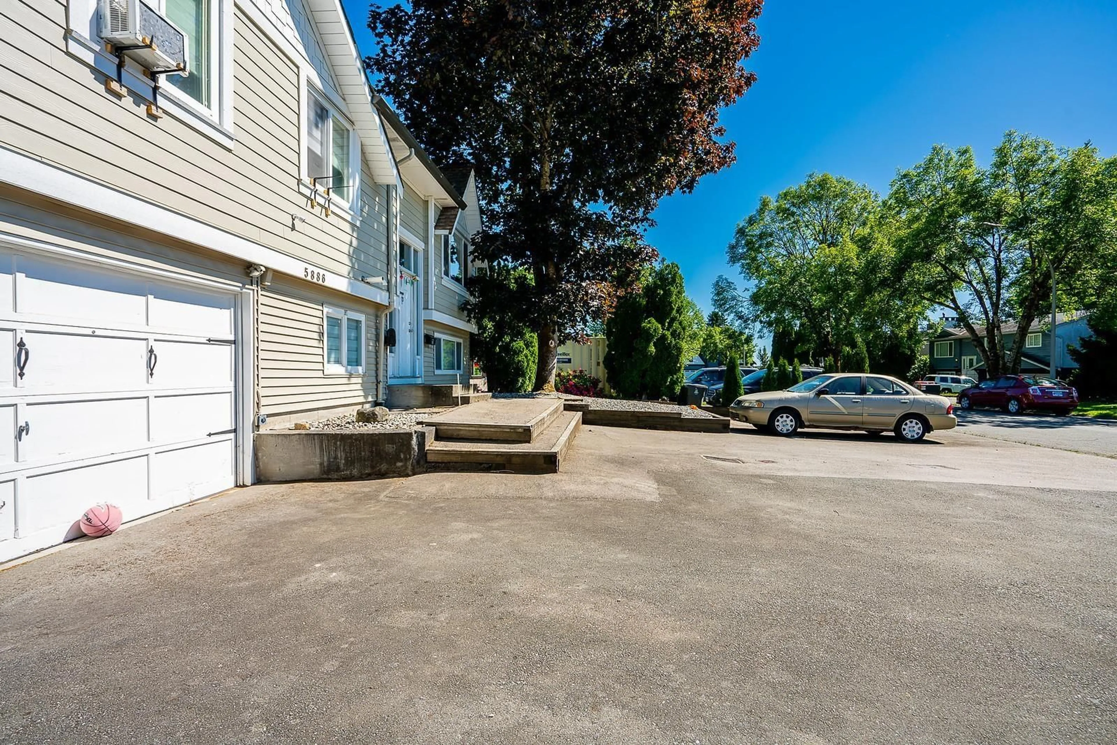 Patio, unknown for 5886 184A, Surrey British Columbia V3S5S7