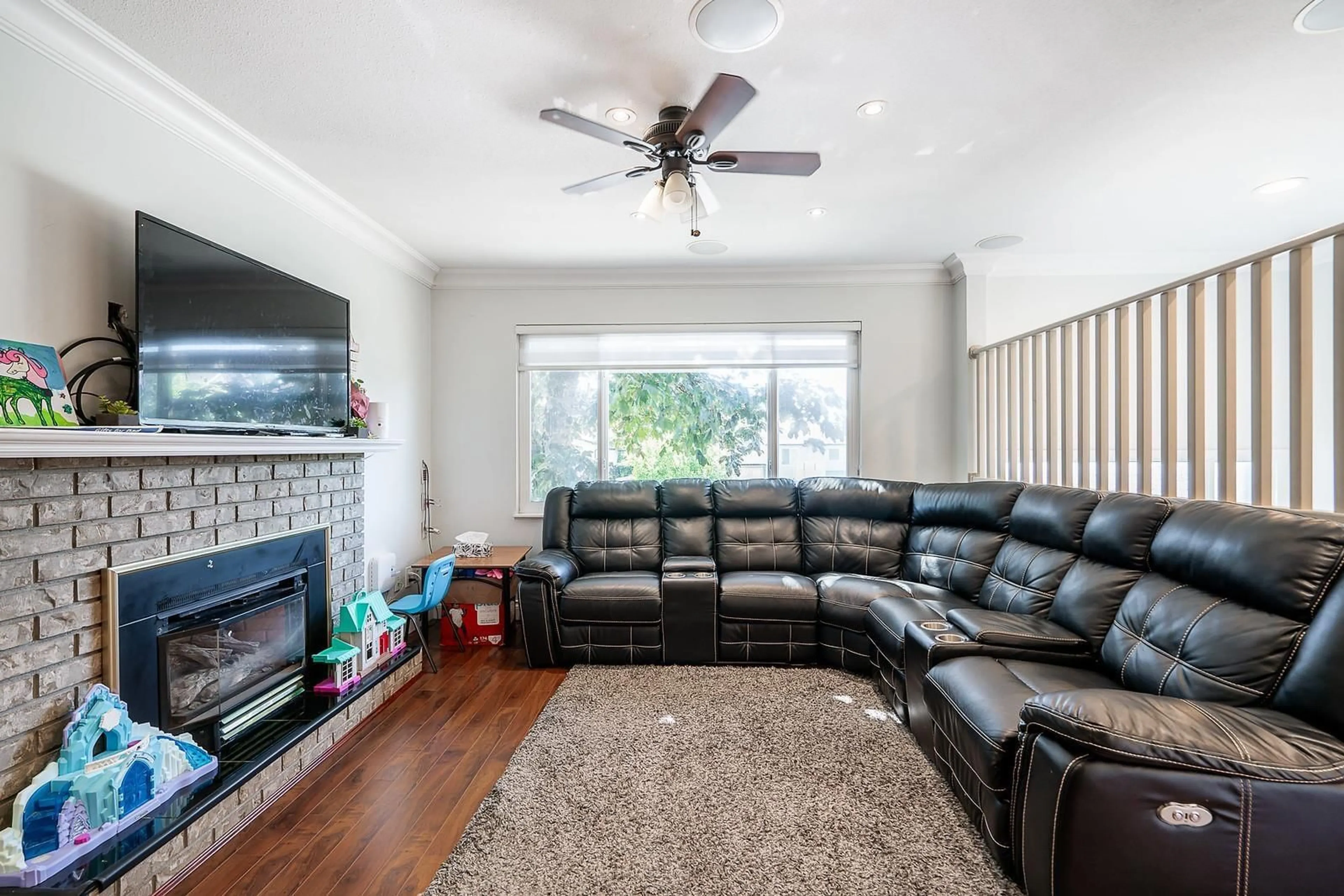 Living room with furniture, unknown for 5886 184A, Surrey British Columbia V3S5S7