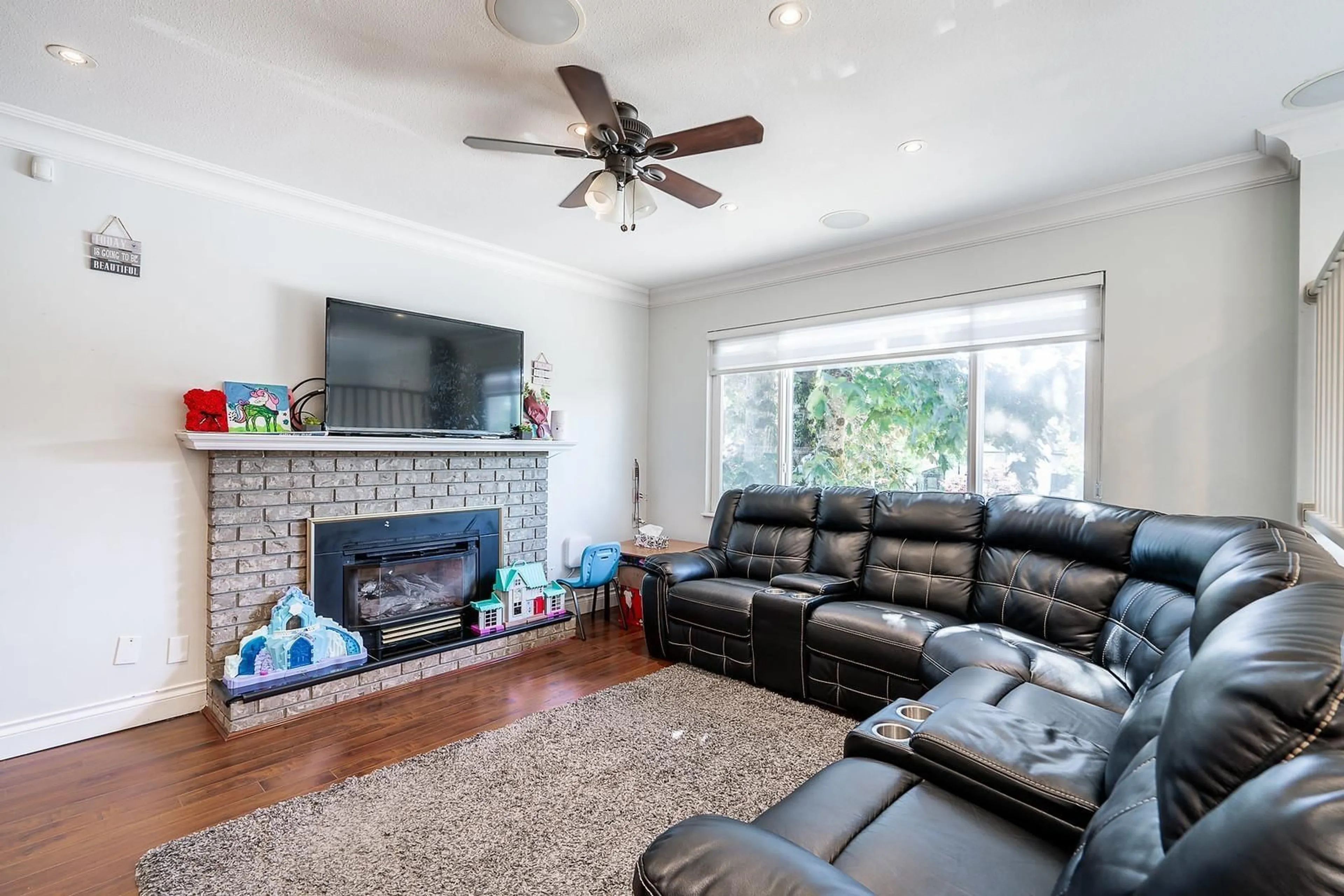 Living room with furniture, unknown for 5886 184A, Surrey British Columbia V3S5S7