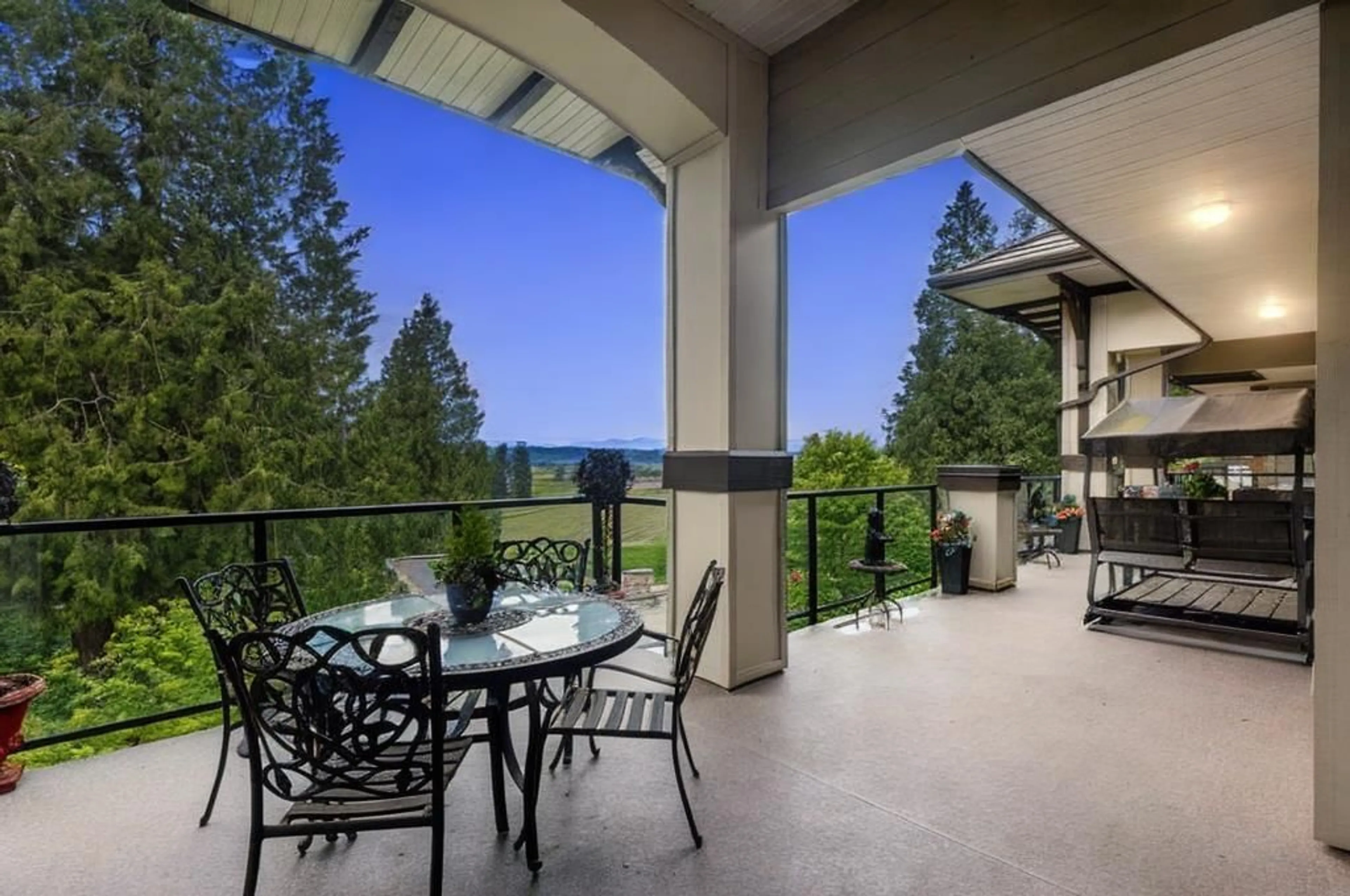 Patio, mountain view for 304 - 15155 36, Surrey British Columbia V4A9T4