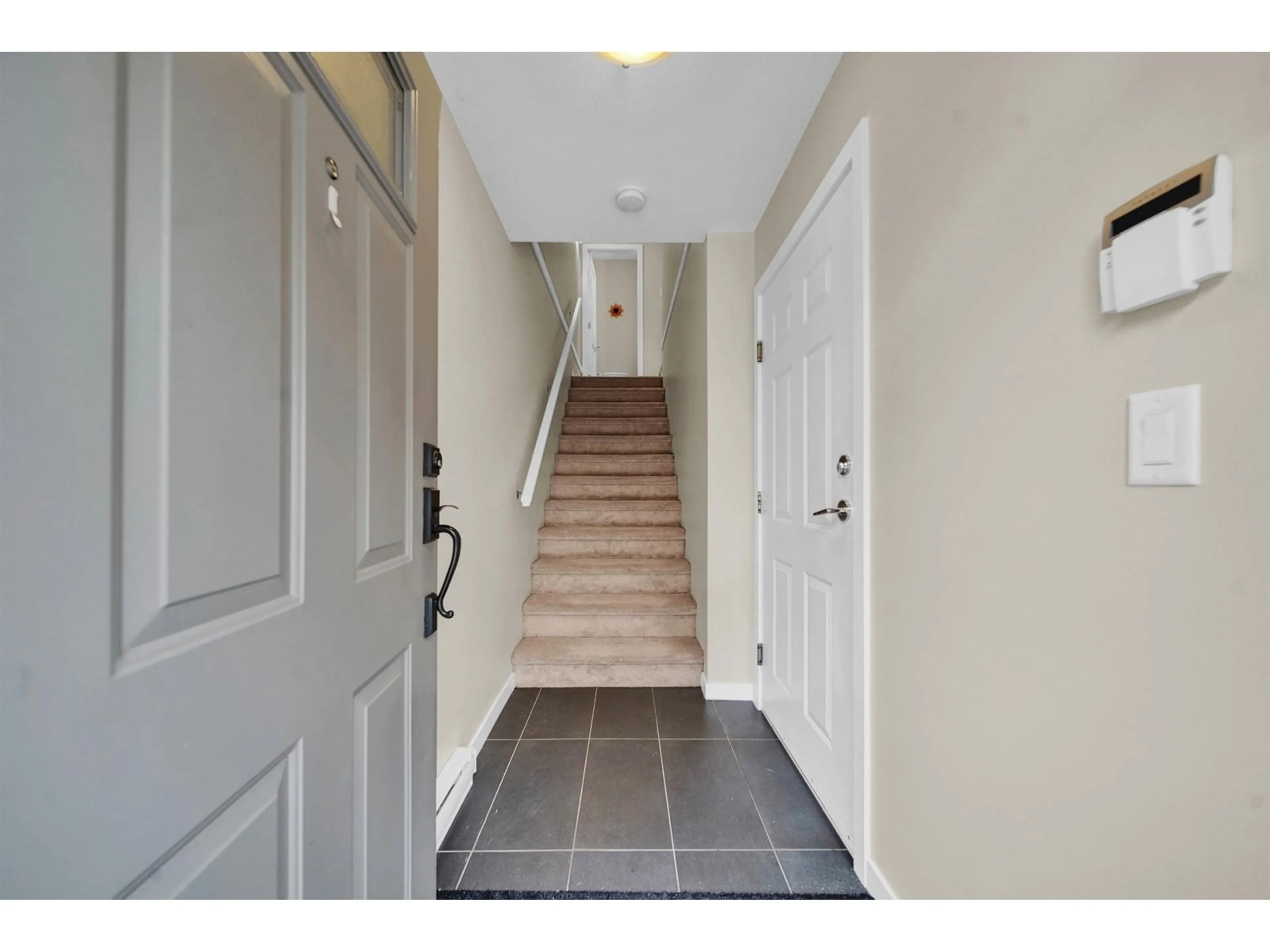 Indoor entryway for 60 - 34248 KING, Abbotsford British Columbia V2S0B1