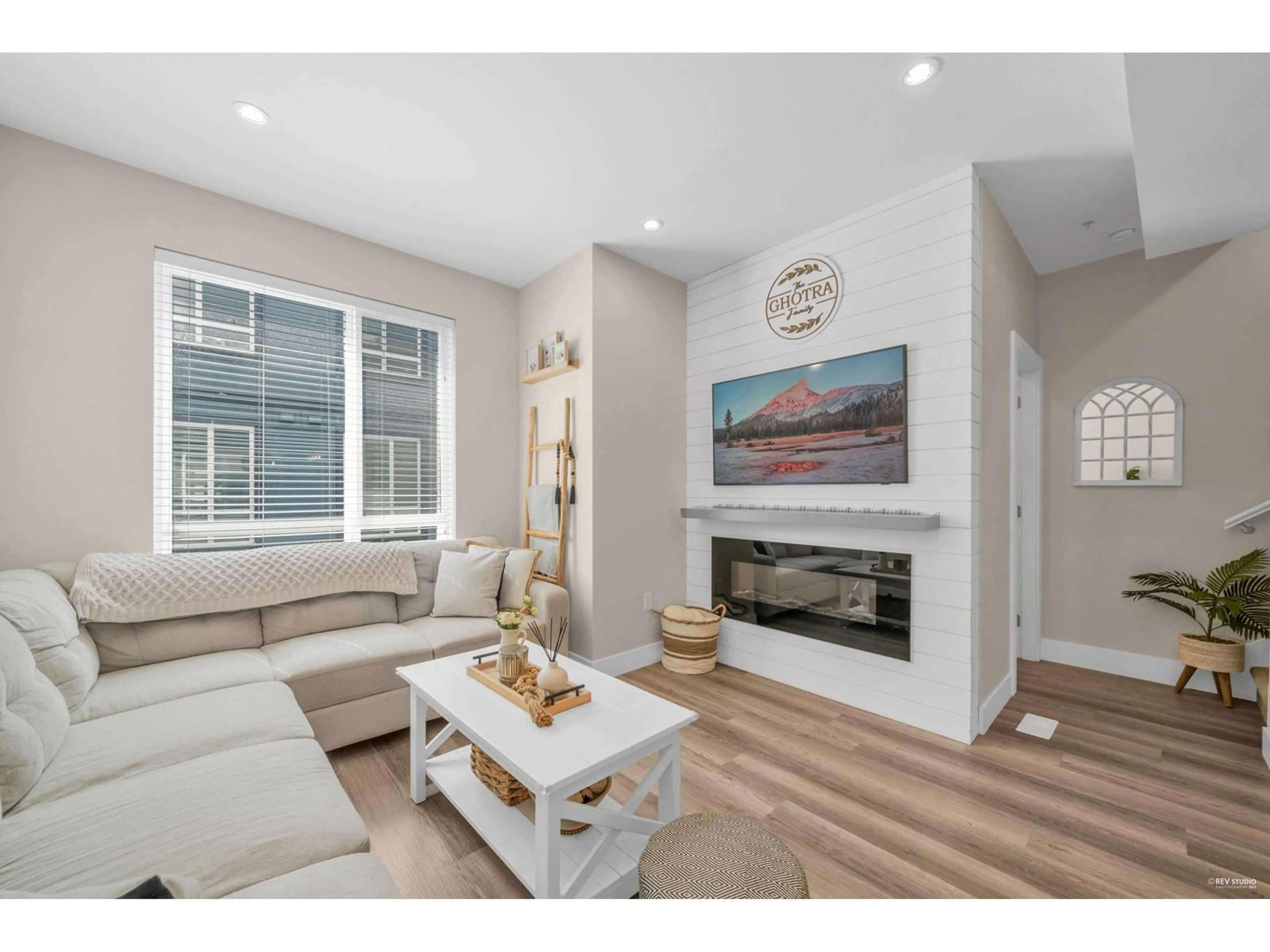 Living room with furniture, unknown for 14 - 5515 199A, Langley British Columbia V3A0L4