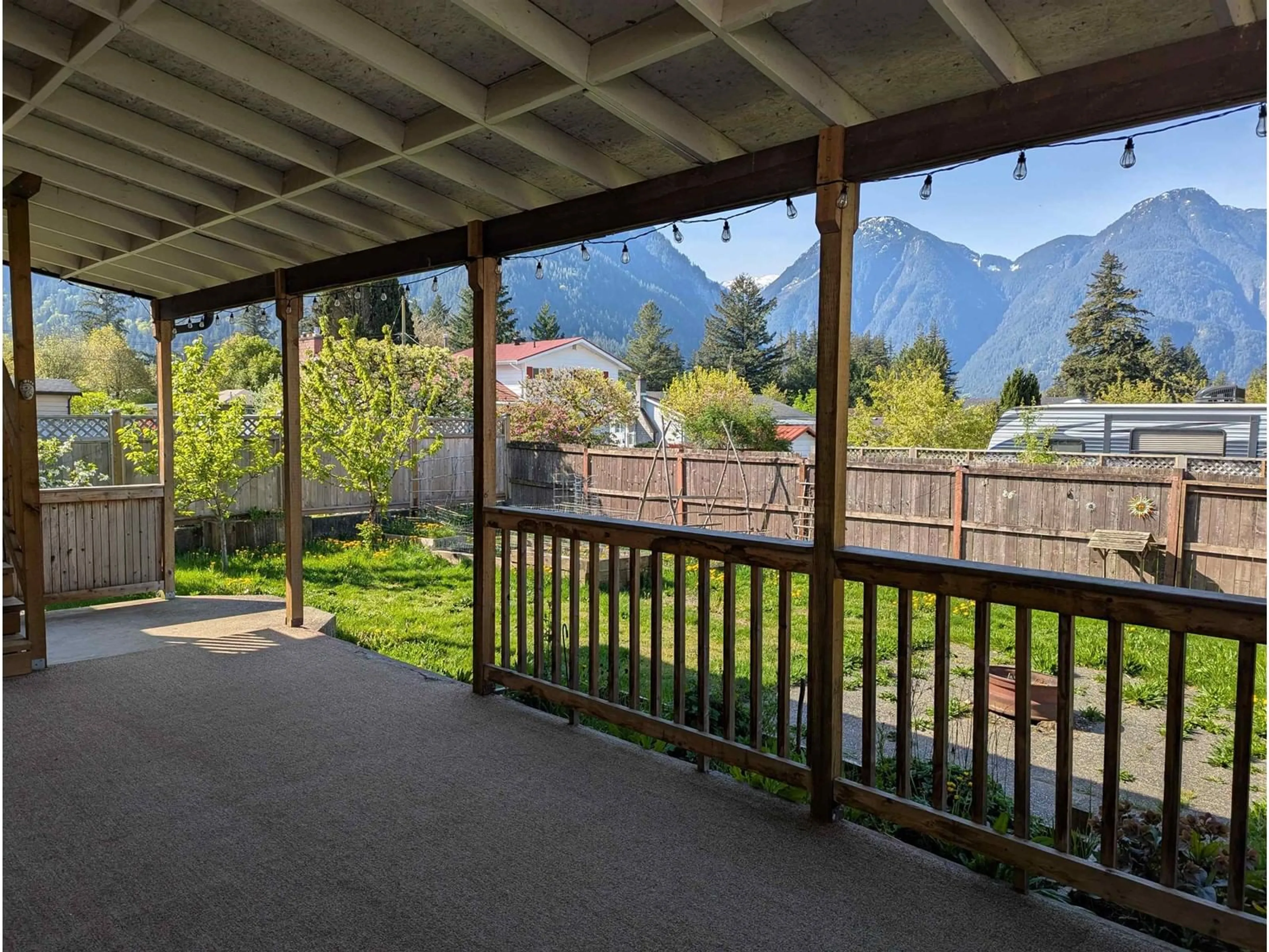 Patio, mountain view for 630 6TH AVENUE, Hope British Columbia V0X1L0