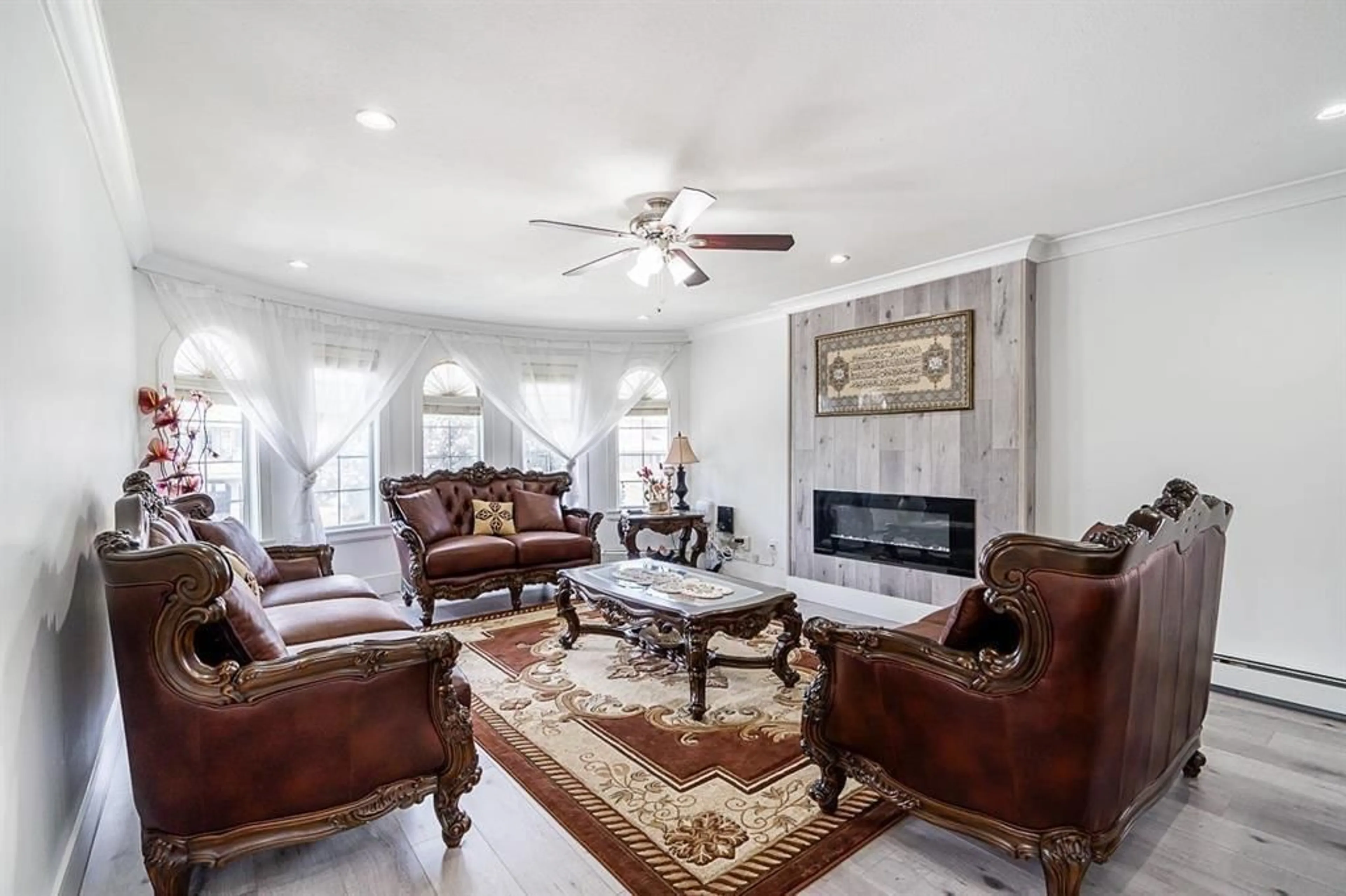 Living room with furniture, ceramic/tile floor for 14298 90, Surrey British Columbia V3V7W2