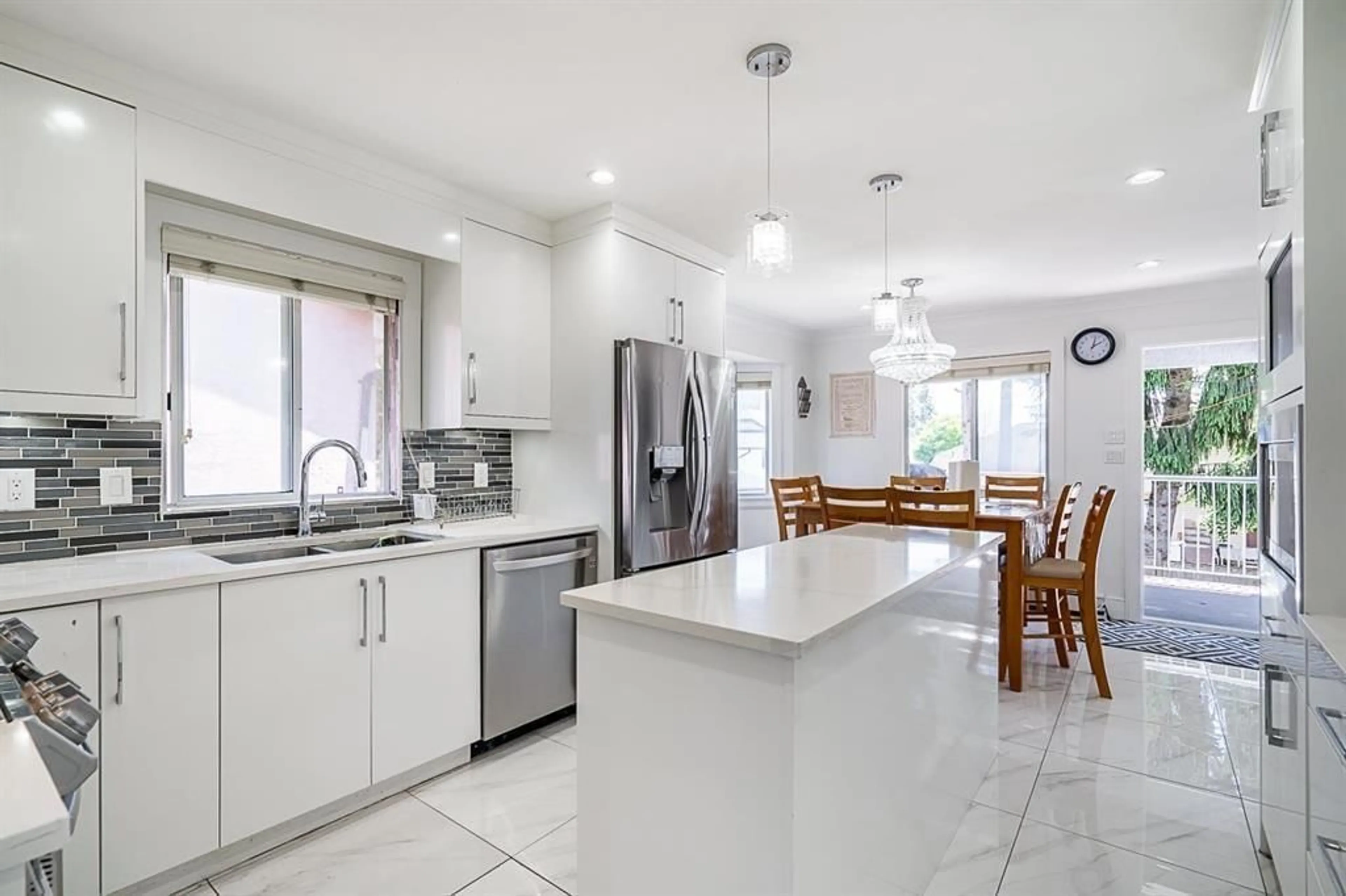 Open concept kitchen, ceramic/tile floor for 14298 90, Surrey British Columbia V3V7W2