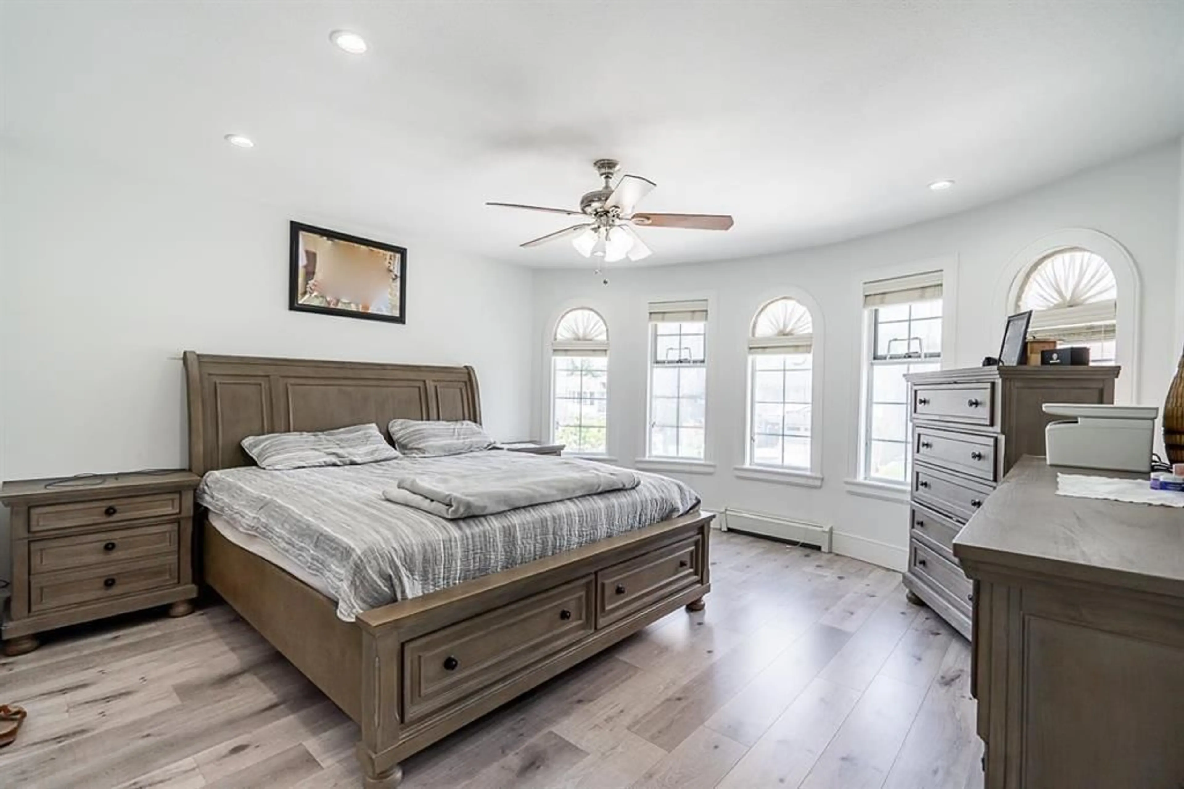 Bedroom with bed, unknown for 14298 90, Surrey British Columbia V3V7W2