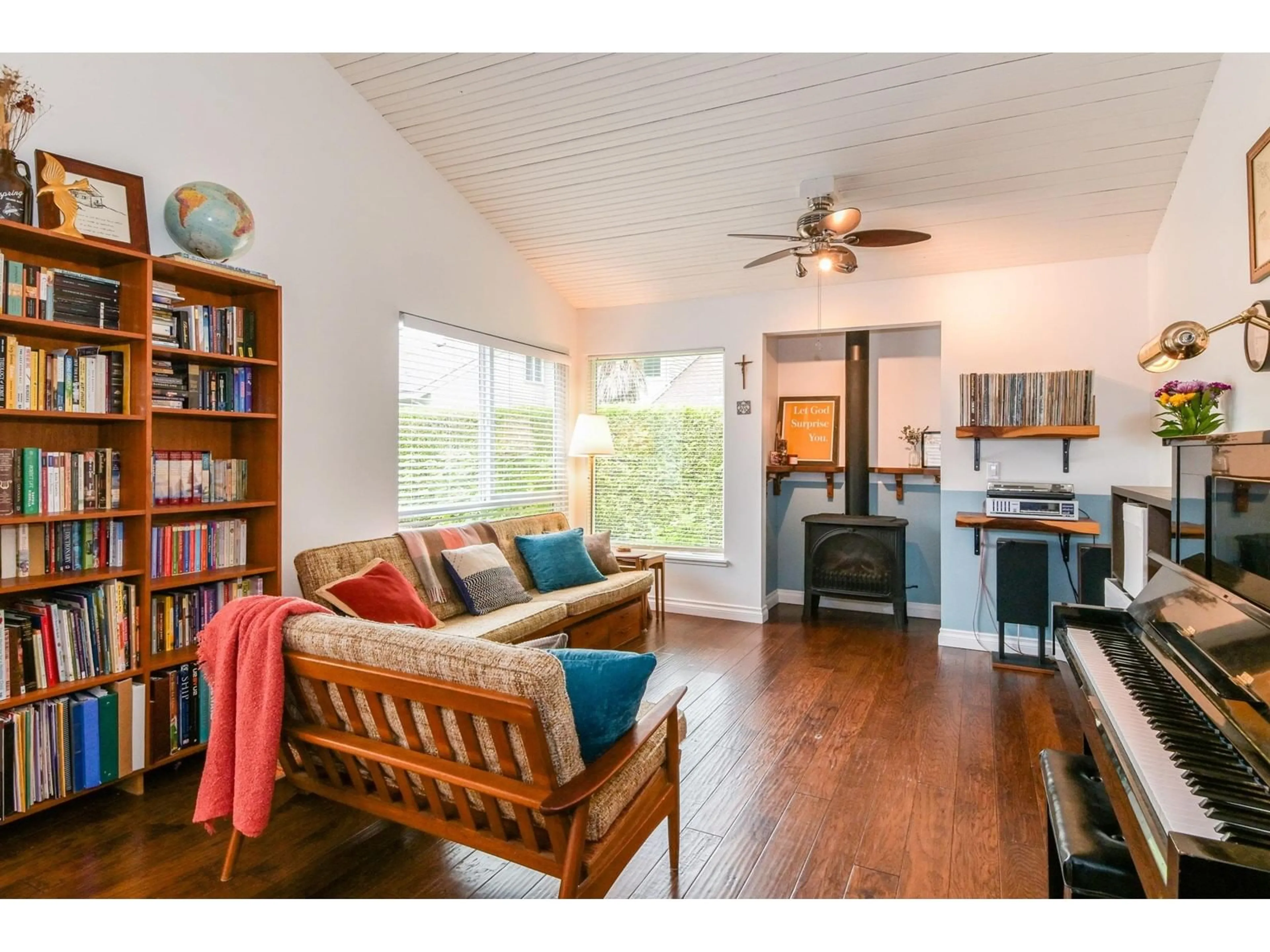 Living room with furniture, wood/laminate floor for 6034 GREENSIDE EAST, Surrey British Columbia V3S5M8