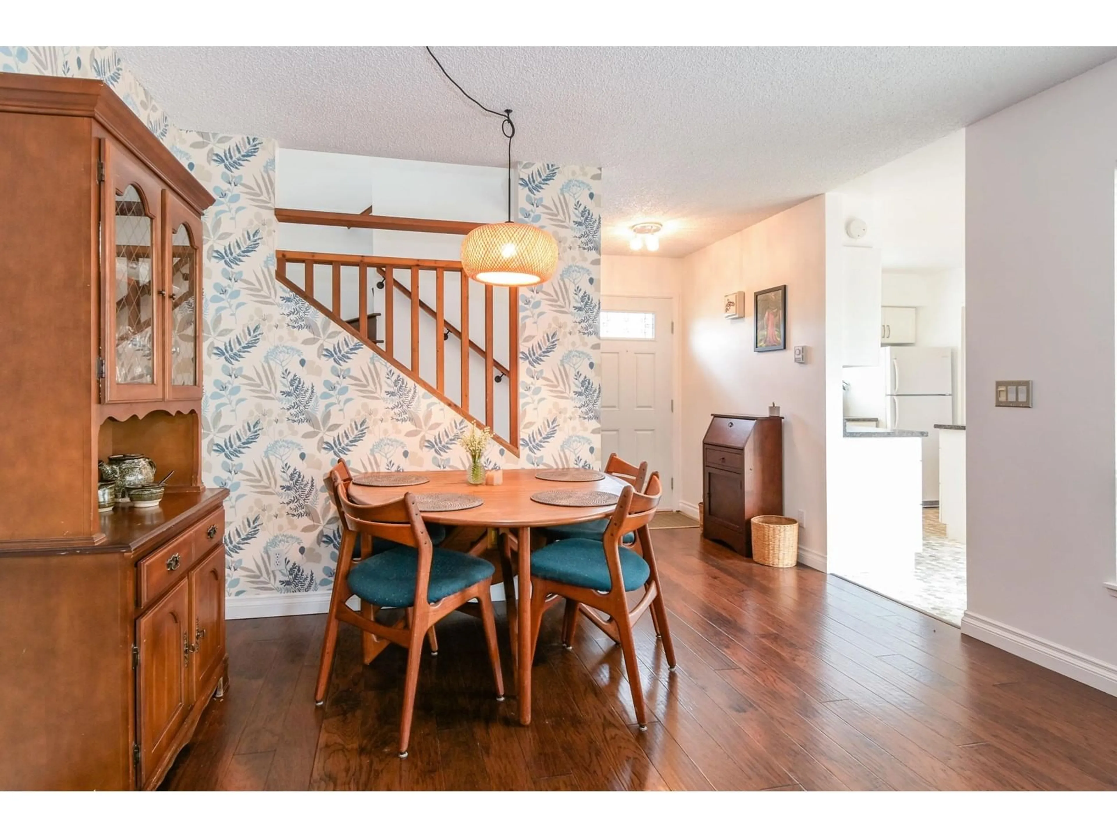 Dining room, wood/laminate floor for 6034 GREENSIDE EAST, Surrey British Columbia V3S5M8