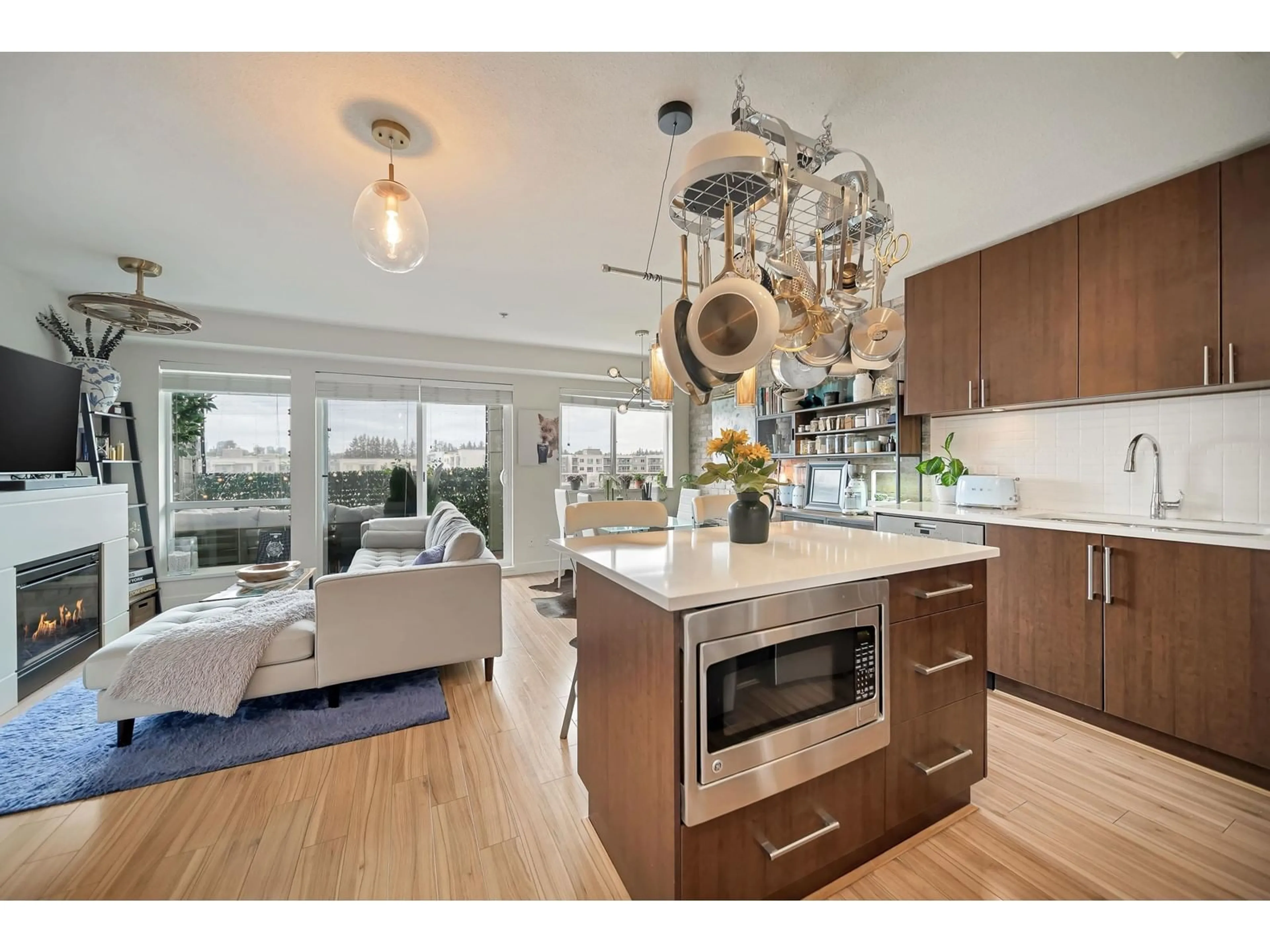 Open concept kitchen, unknown for 434 - 15850 26, Surrey British Columbia V3Z2N6