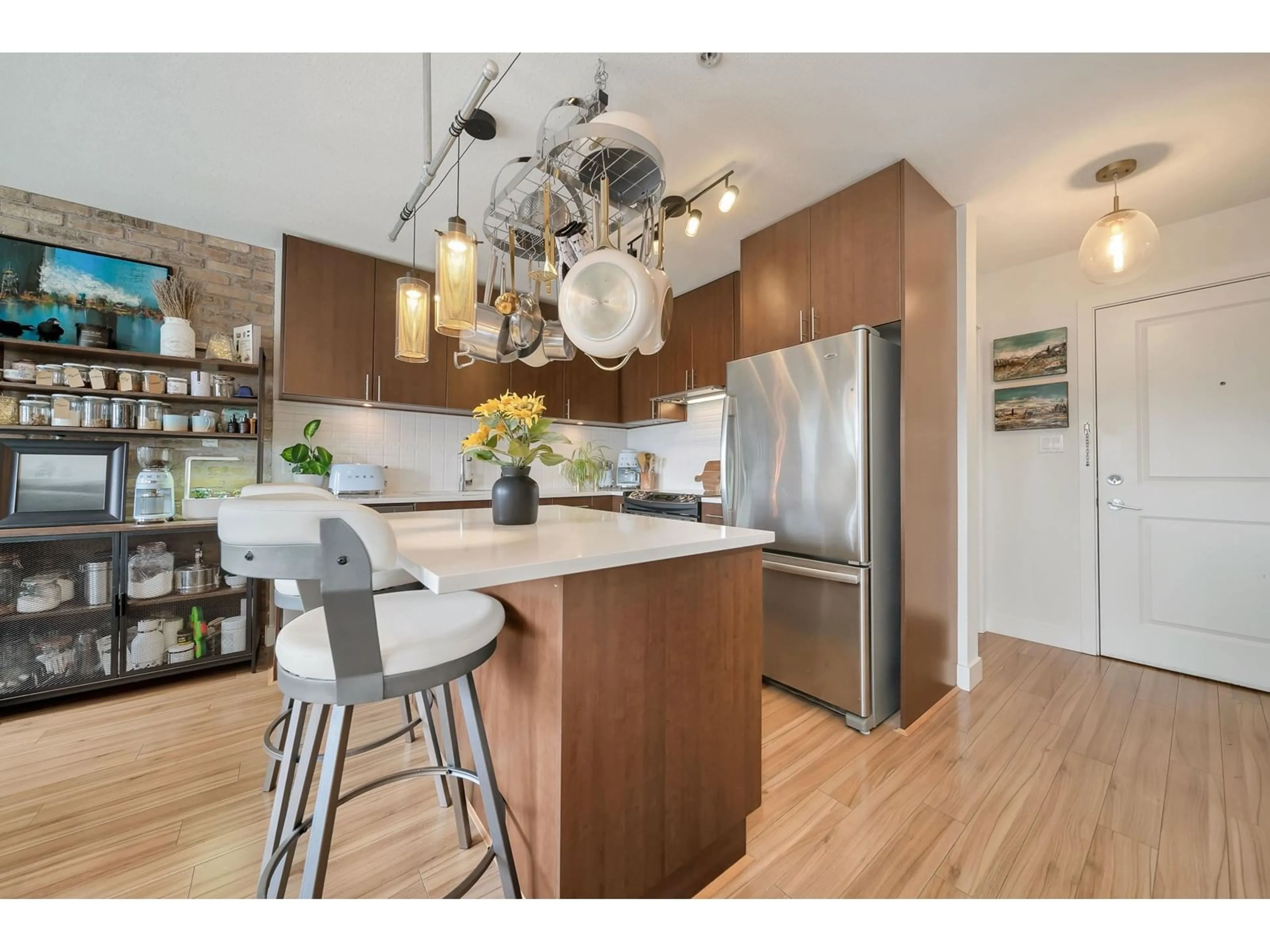 Open concept kitchen, wood/laminate floor for 434 - 15850 26, Surrey British Columbia V3Z2N6