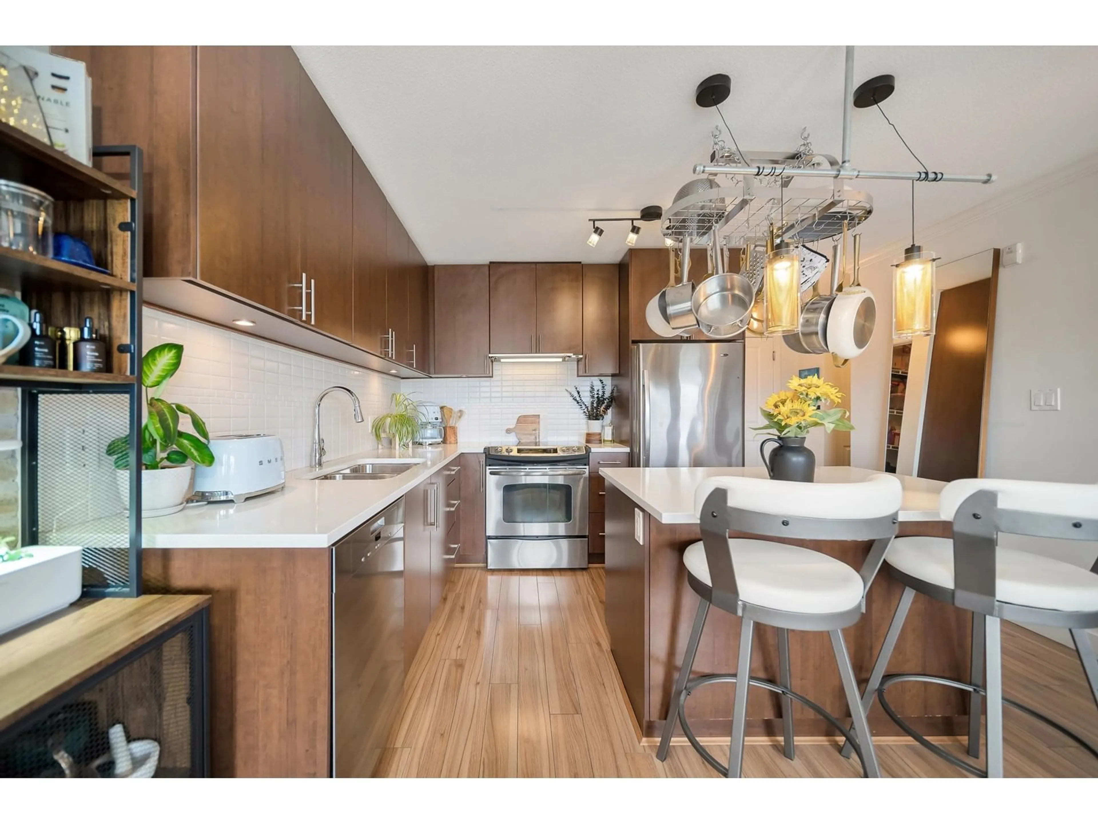 Open concept kitchen, wood/laminate floor for 434 - 15850 26, Surrey British Columbia V3Z2N6