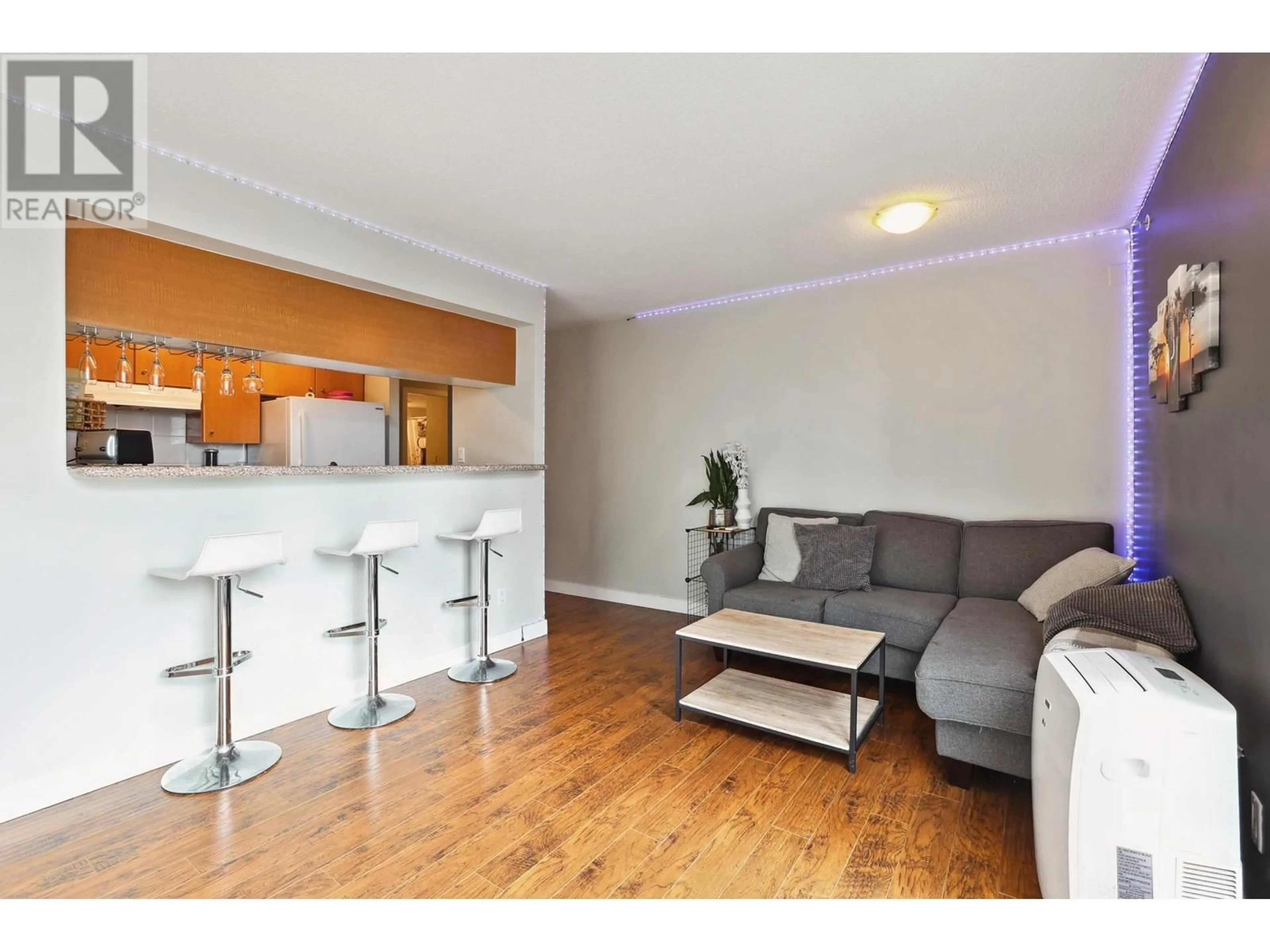 Living room with furniture, wood/laminate floor for 905 - 822 HOMER STREET, Vancouver British Columbia V6B6M3