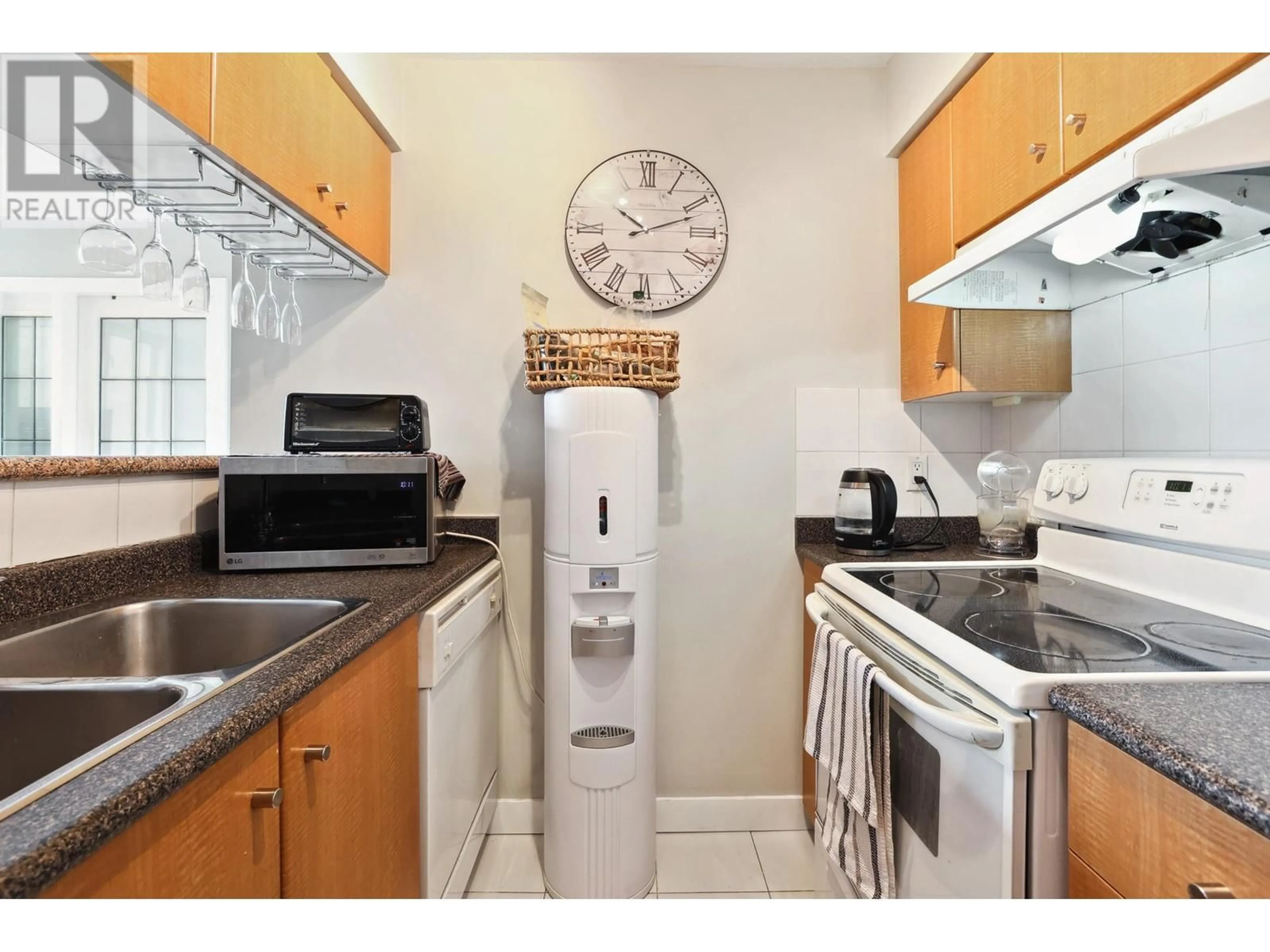 Standard kitchen, ceramic/tile floor for 905 - 822 HOMER STREET, Vancouver British Columbia V6B6M3