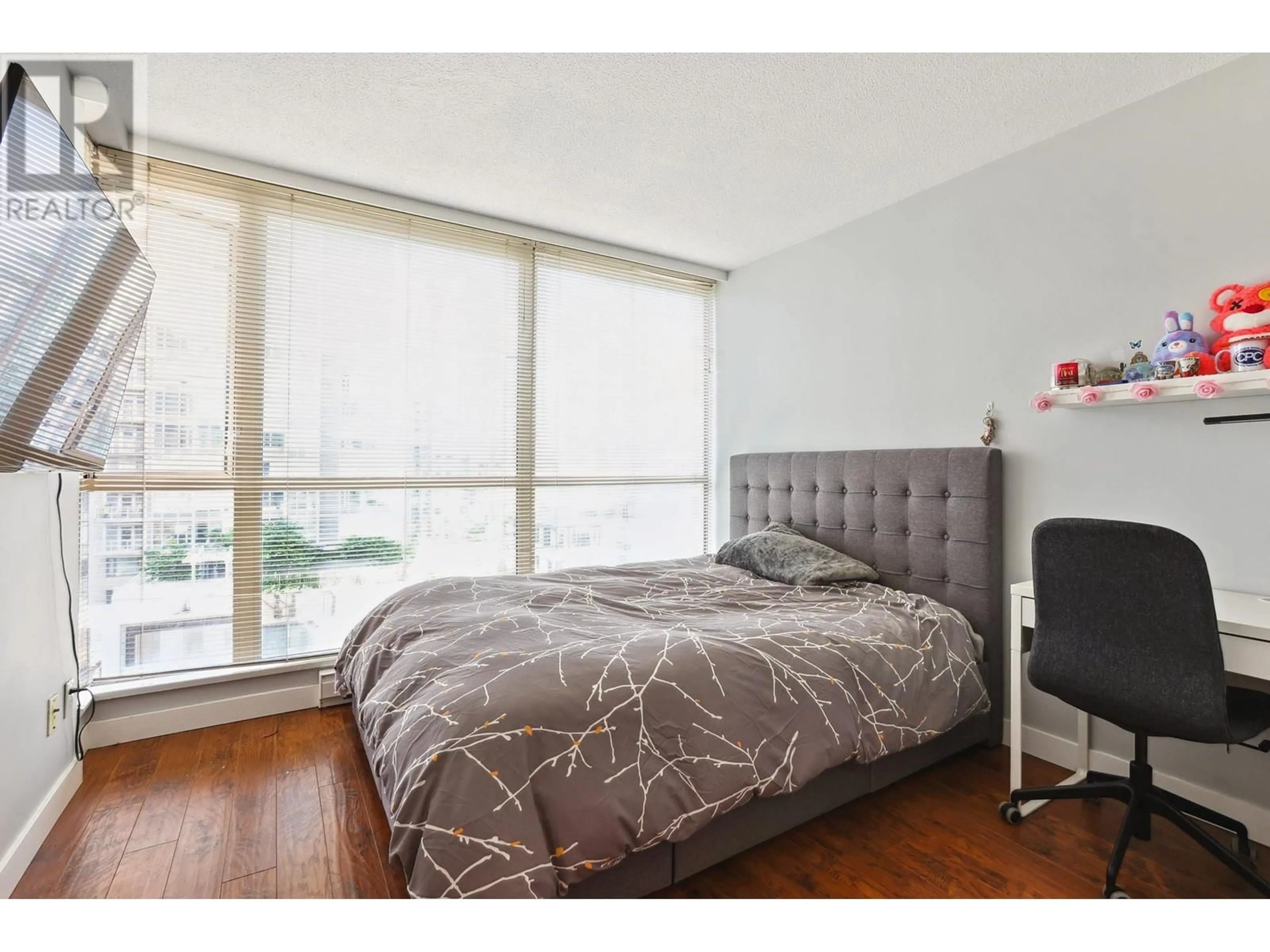 Bedroom with bed, wood/laminate floor for 905 - 822 HOMER STREET, Vancouver British Columbia V6B6M3
