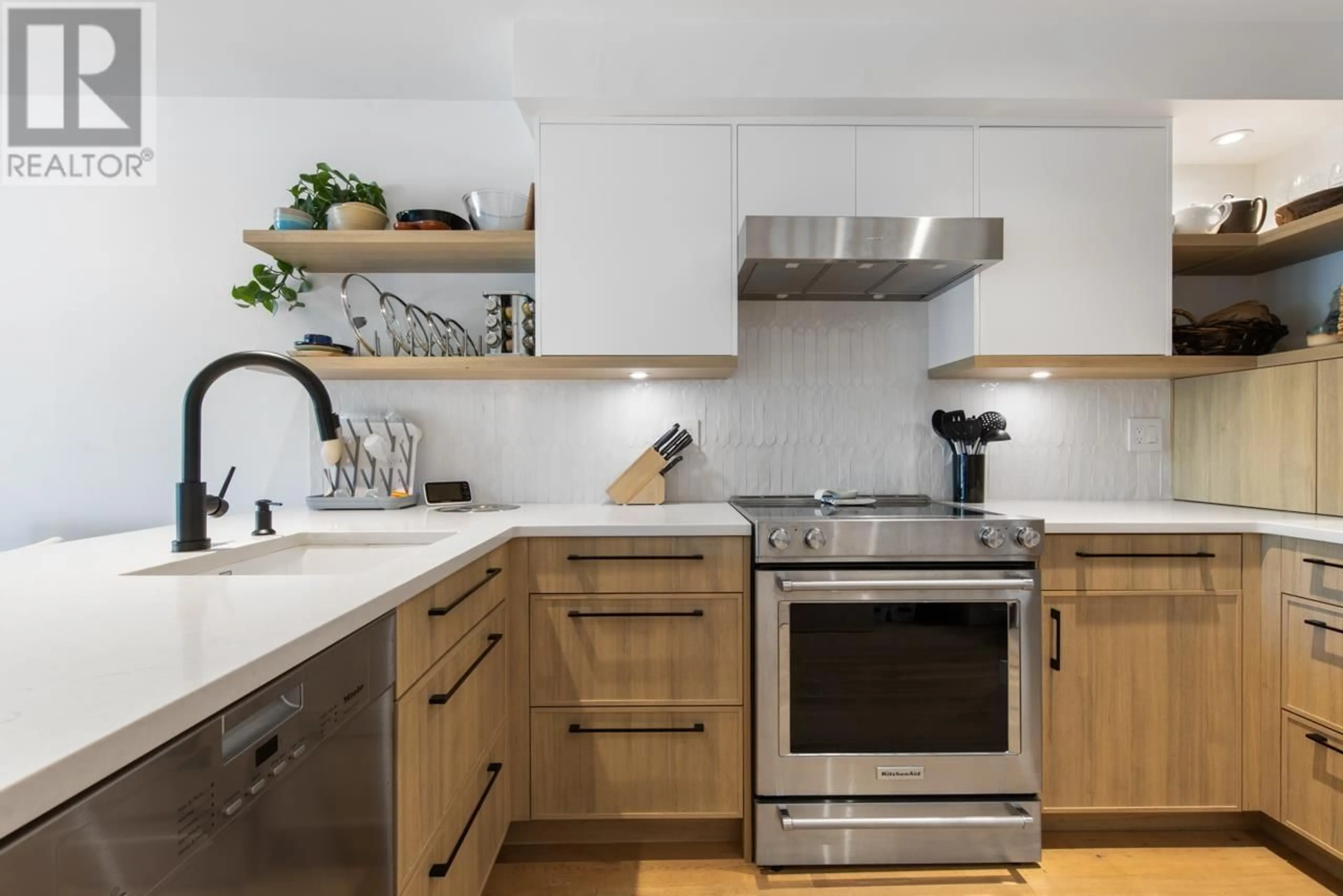 Contemporary kitchen, unknown for 240 - 2565 BROADWAY AVENUE, Vancouver British Columbia V6K2E9