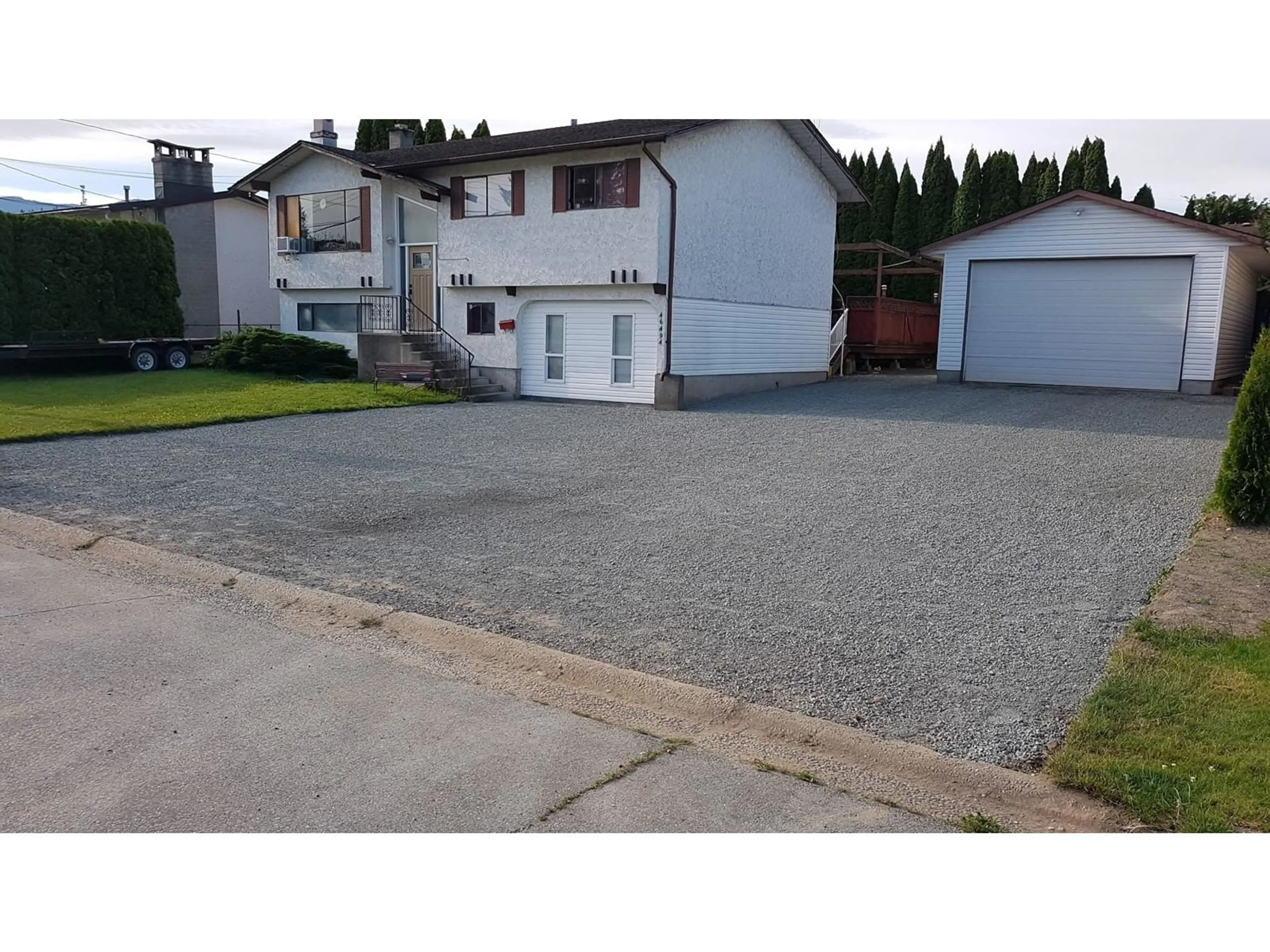 A pic from outside/outdoor area/front of a property/back of a property/a pic from drone, street for 46494 ELLIOTT AVENUE, Chilliwack British Columbia V2P6L3