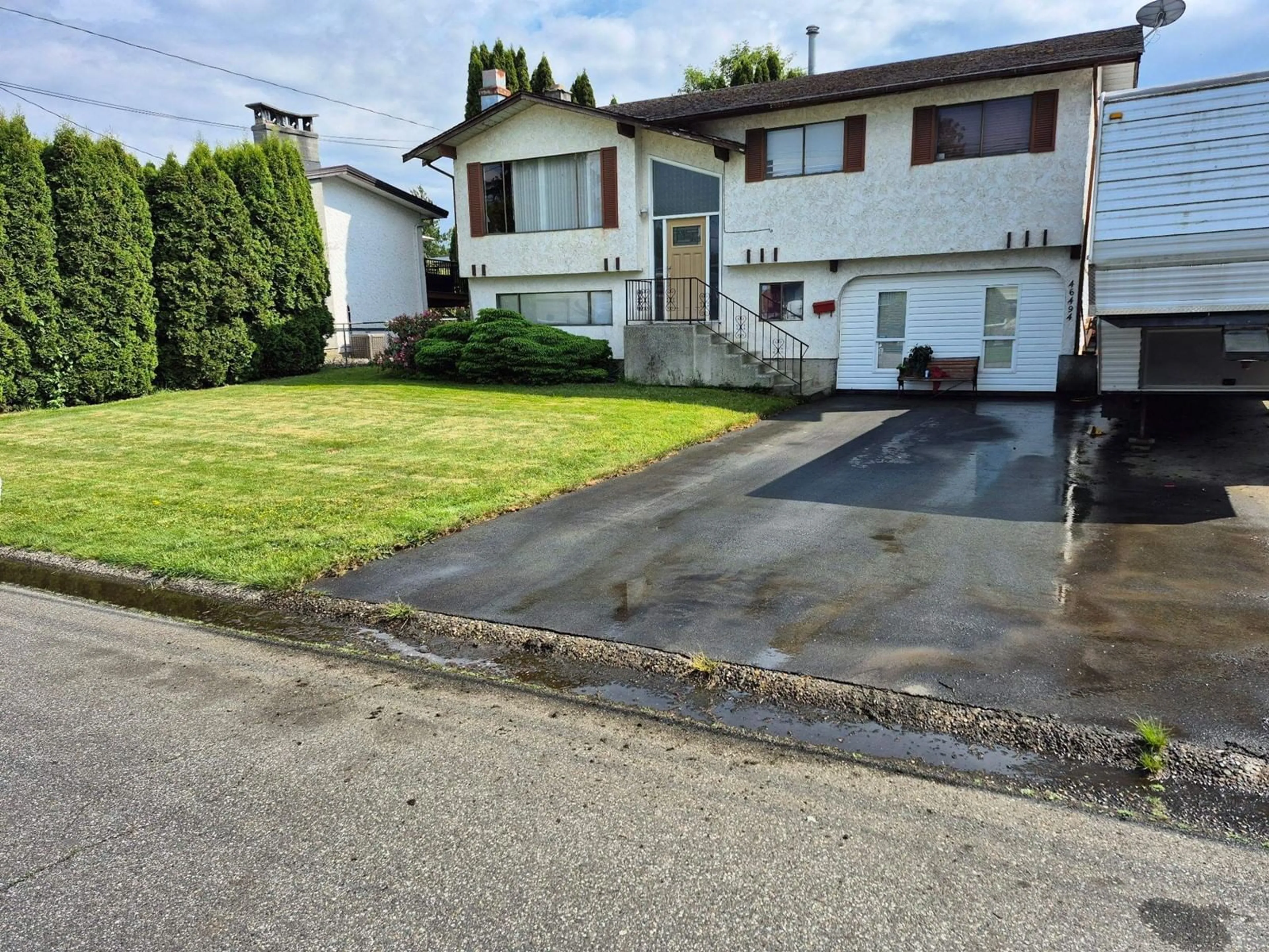 A pic from outside/outdoor area/front of a property/back of a property/a pic from drone, street for 46494 ELLIOTT AVENUE, Chilliwack British Columbia V2P6L3