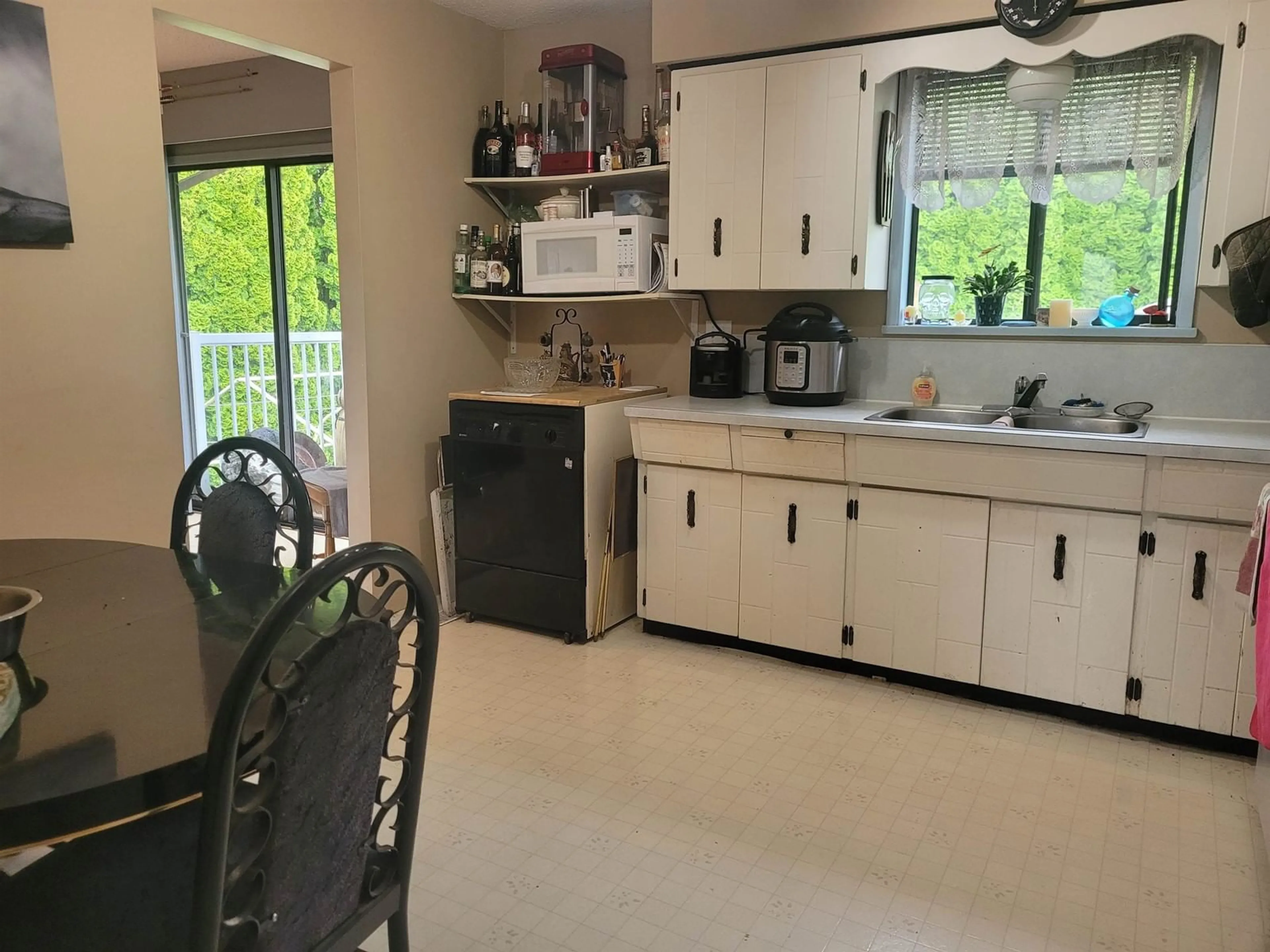 Standard kitchen, ceramic/tile floor for 46494 ELLIOTT AVENUE, Chilliwack British Columbia V2P6L3
