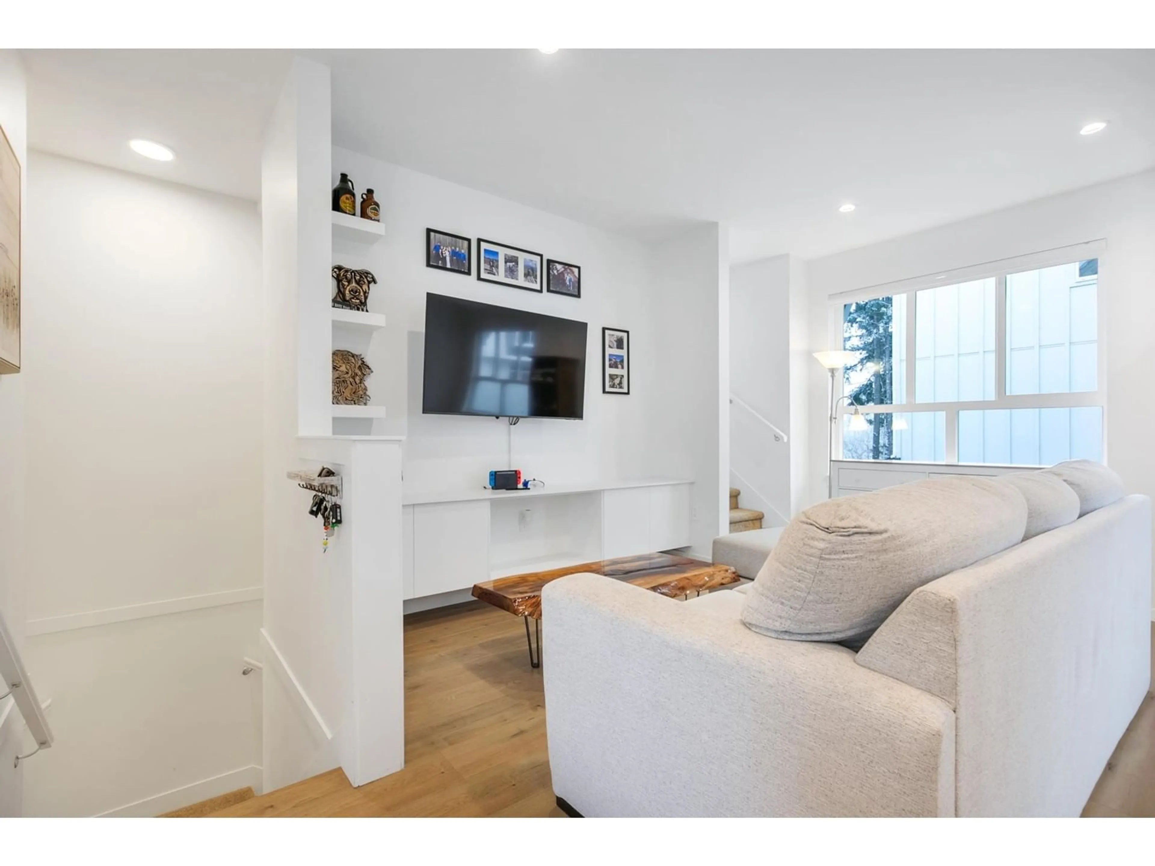 Living room with furniture, wood/laminate floor for 10 - 17458 100, Surrey British Columbia V4N4L4