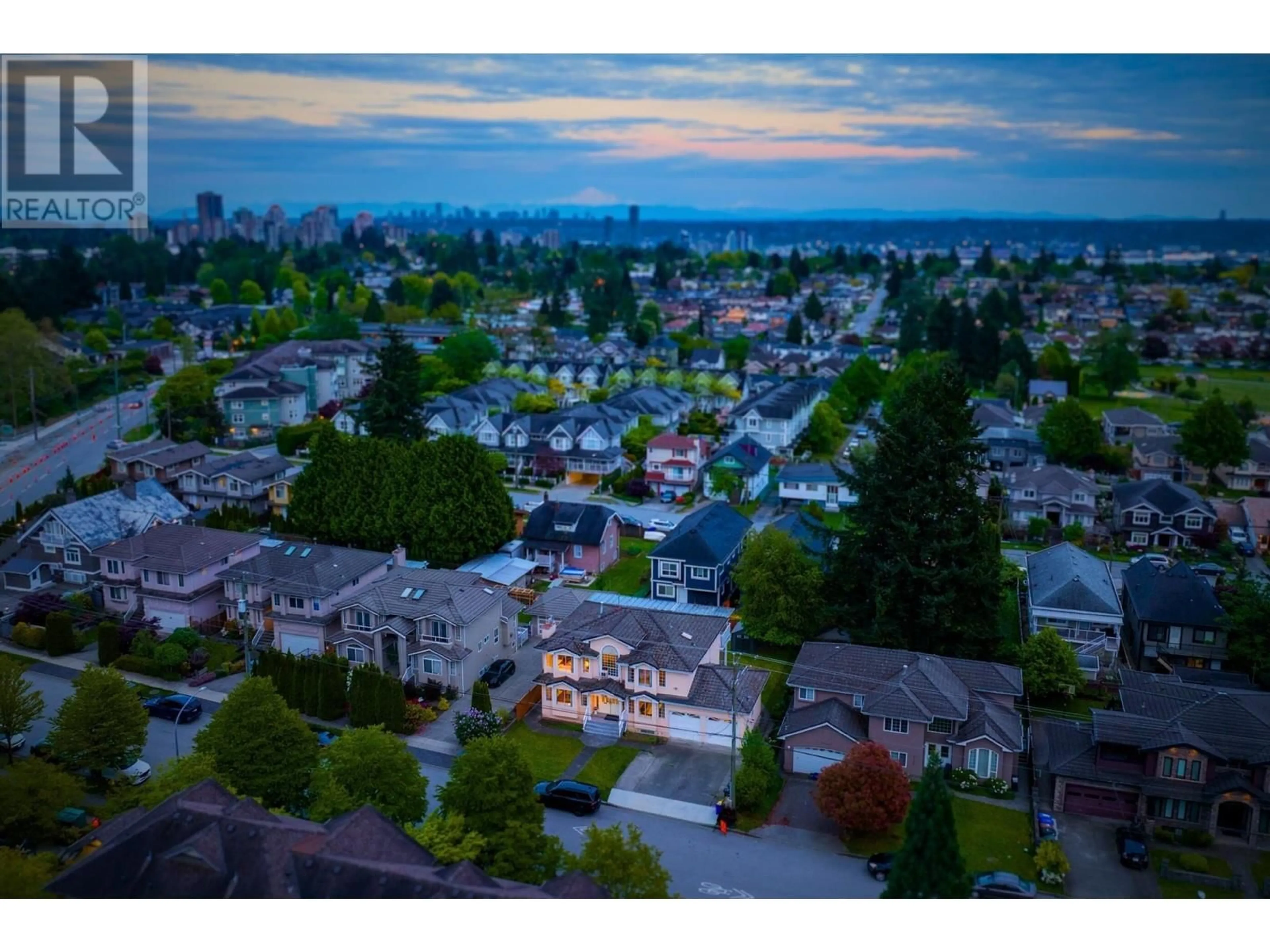 A pic from outside/outdoor area/front of a property/back of a property/a pic from drone, city buildings view from balcony for 7336 16TH AVENUE, Burnaby British Columbia V3N1N8