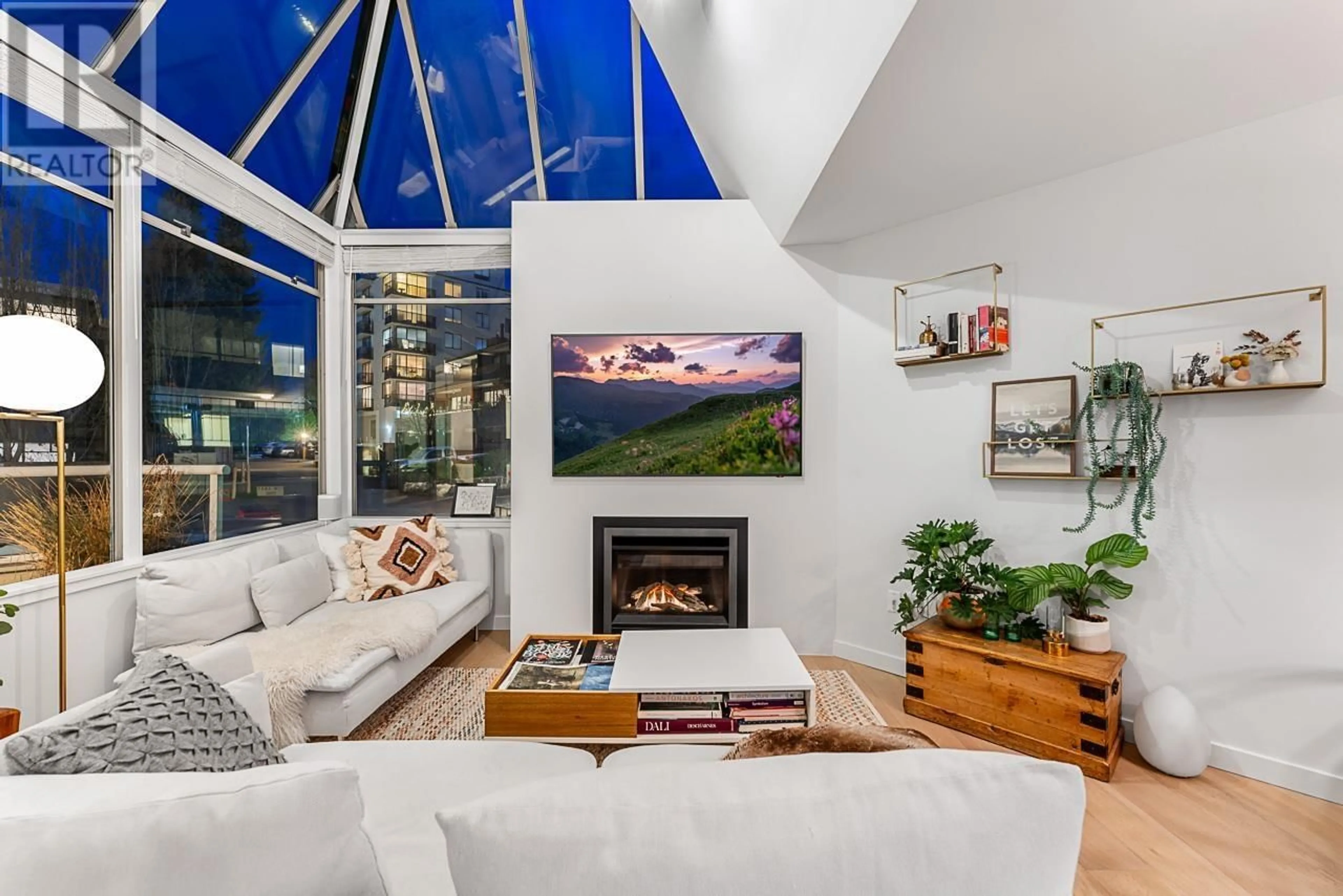 Living room with furniture, unknown for 204 - 565 17TH STREET, West Vancouver British Columbia V7V3S9