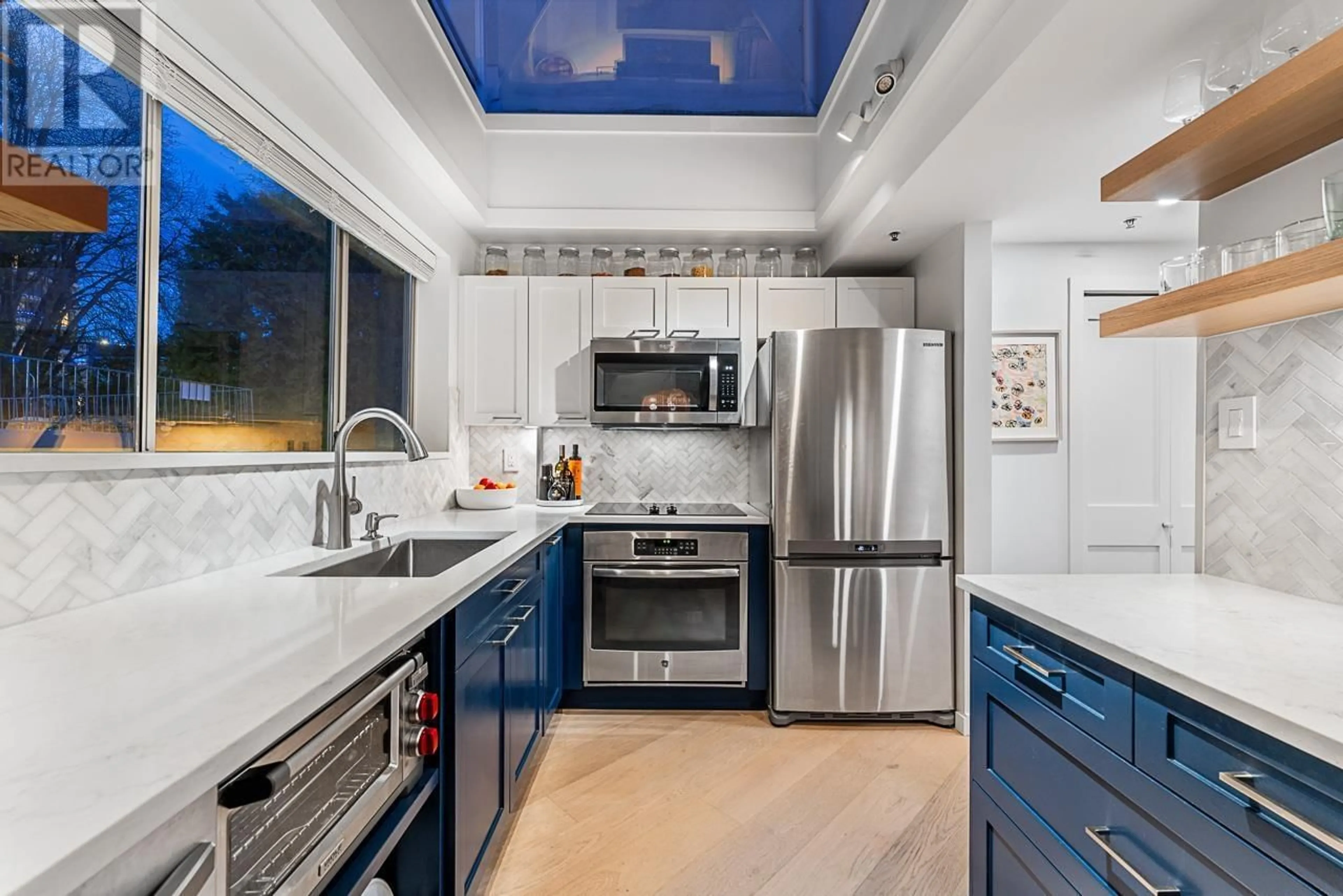 Contemporary kitchen, ceramic/tile floor for 204 - 565 17TH STREET, West Vancouver British Columbia V7V3S9