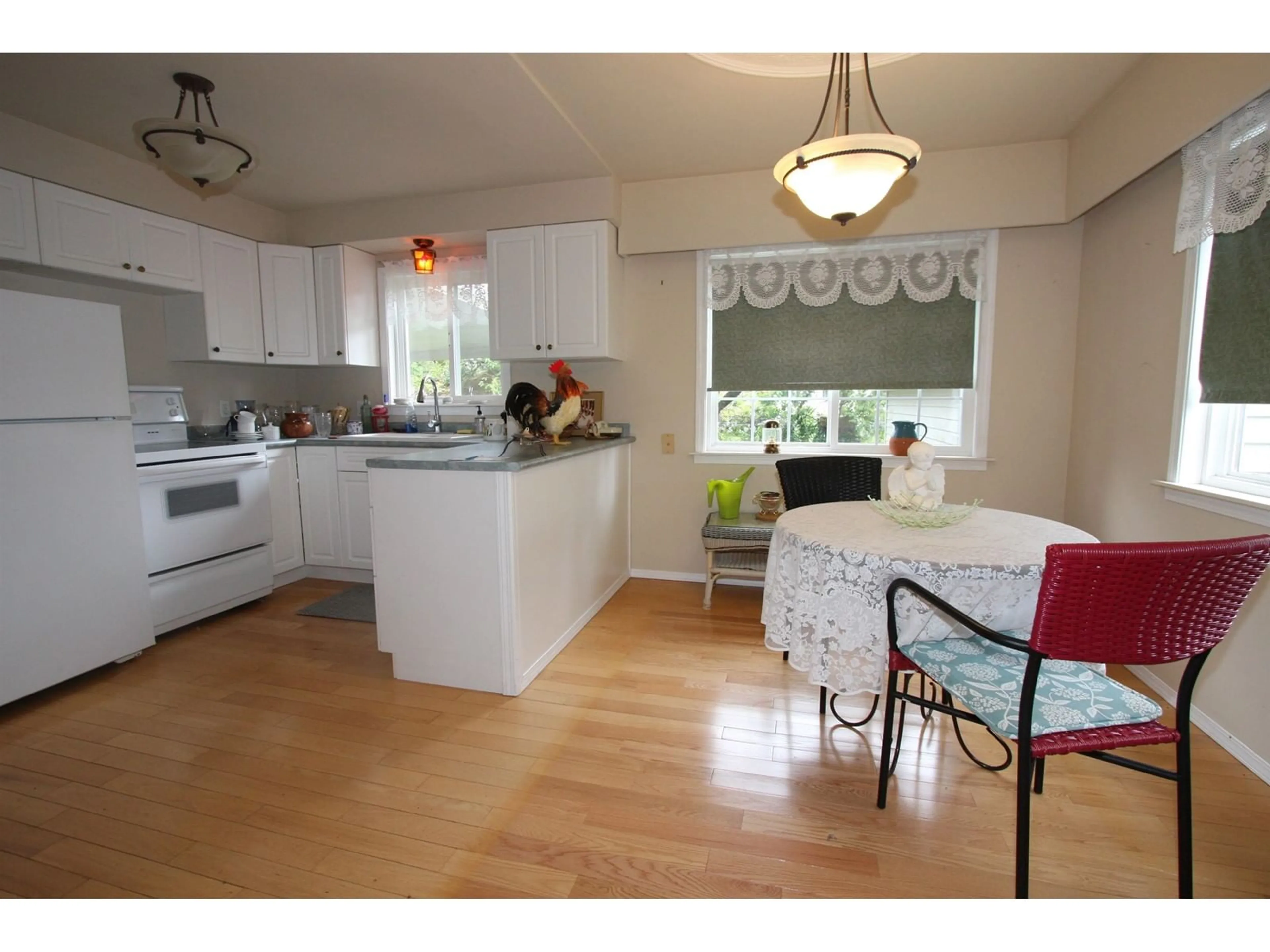 Standard kitchen, wood/laminate floor for 2788 EVERGREEN, Abbotsford British Columbia V2T2S1