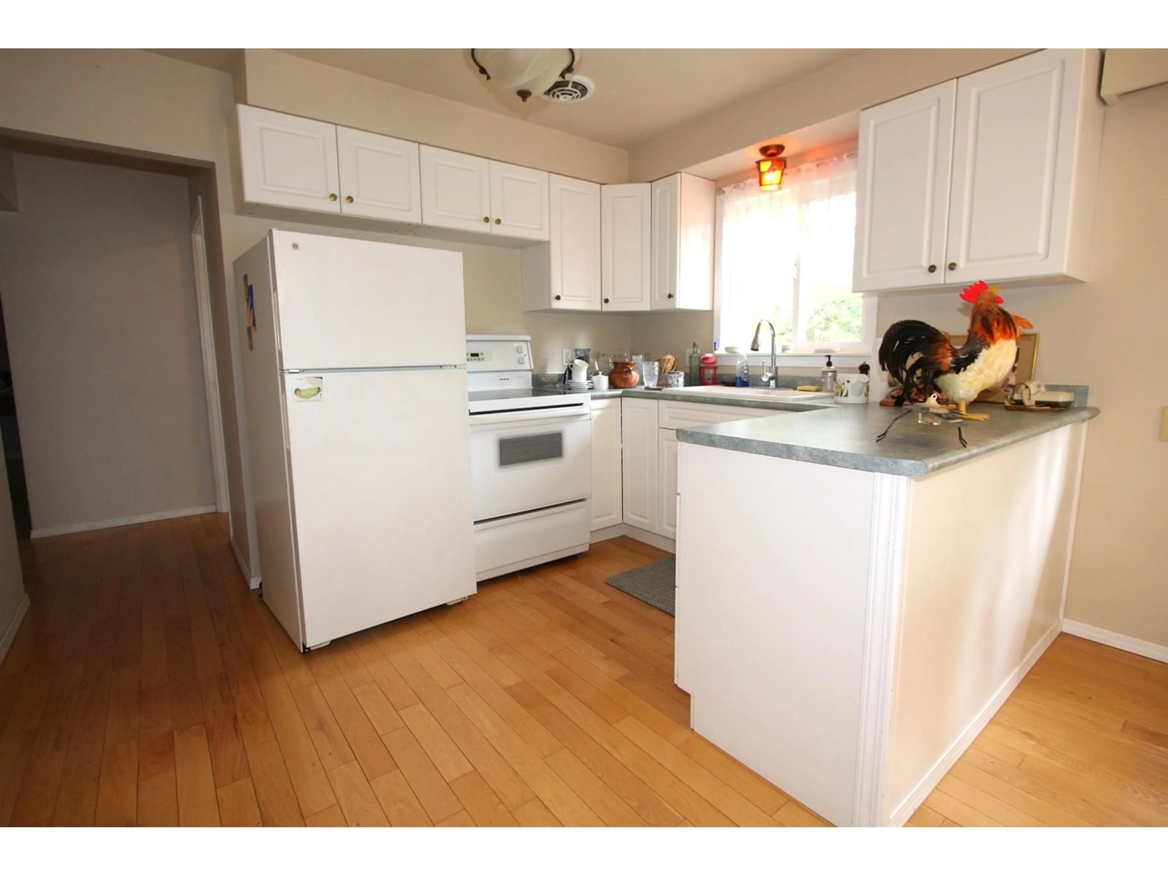 Standard kitchen, wood/laminate floor for 2788 EVERGREEN, Abbotsford British Columbia V2T2S1