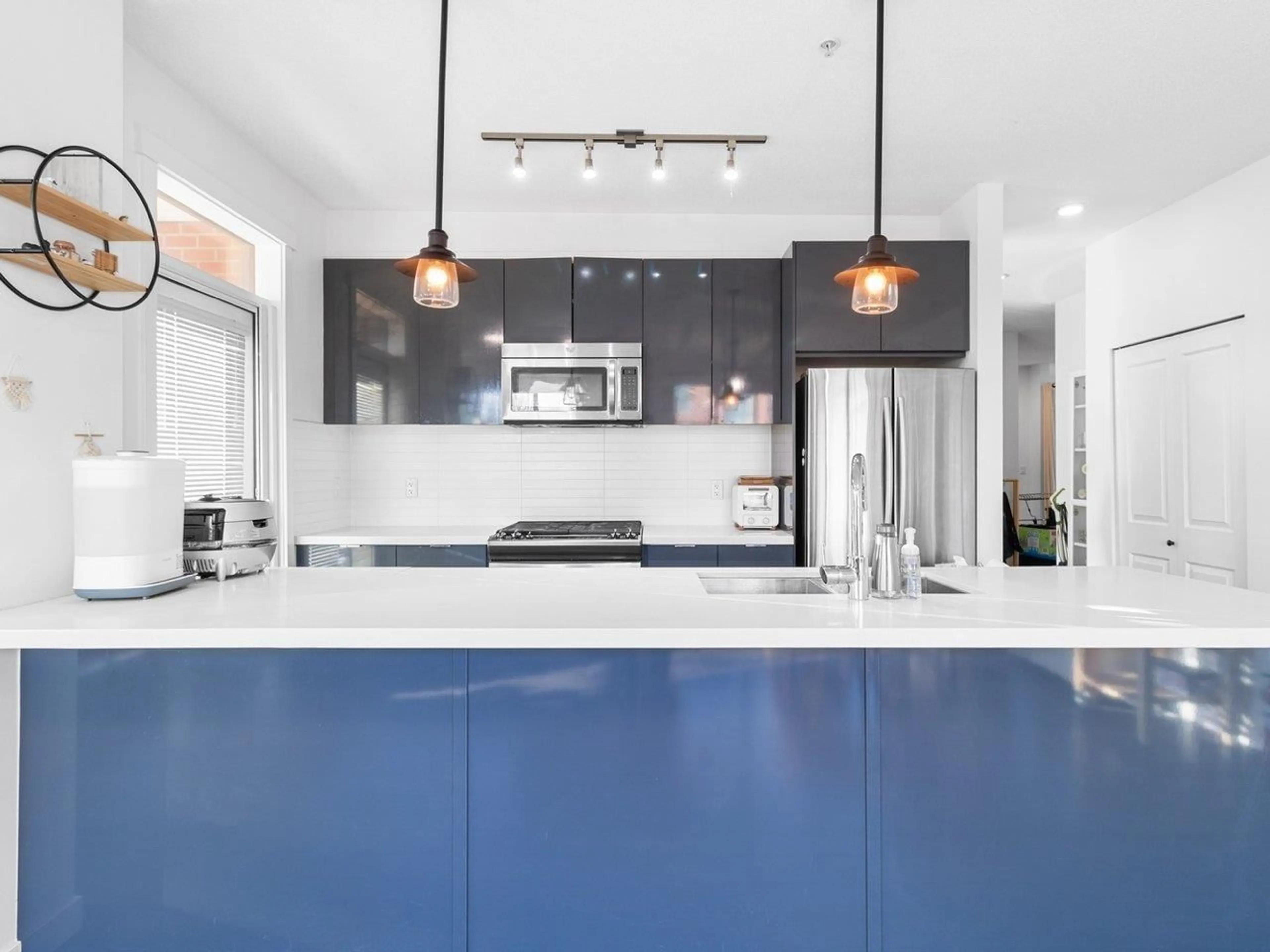 Contemporary kitchen, unknown for 207 - 15168 33, Surrey British Columbia V3Z0N7
