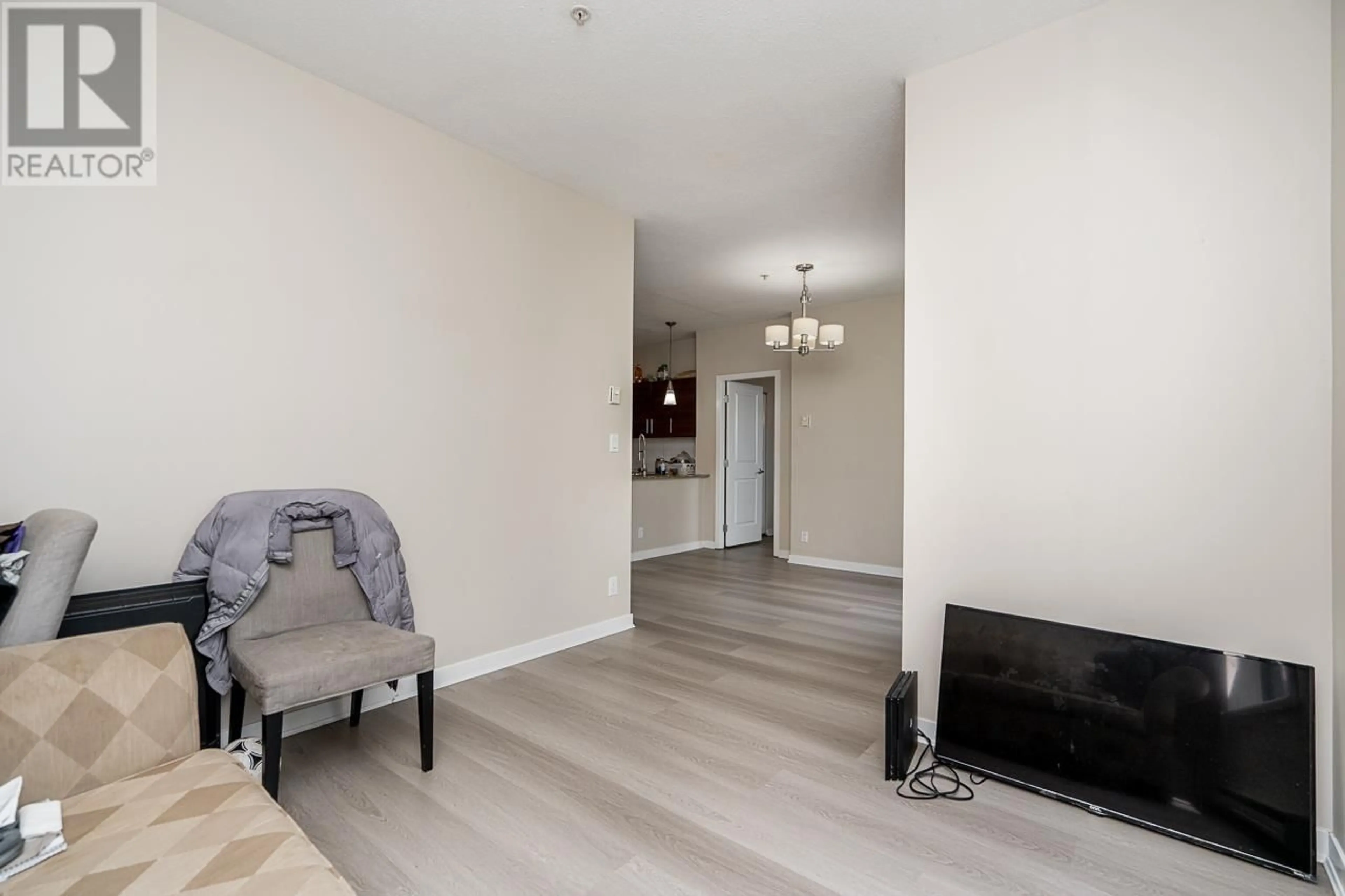 Living room with furniture, wood/laminate floor for 101 - 814 ROYAL AVENUE, New Westminster British Columbia V3M1J9