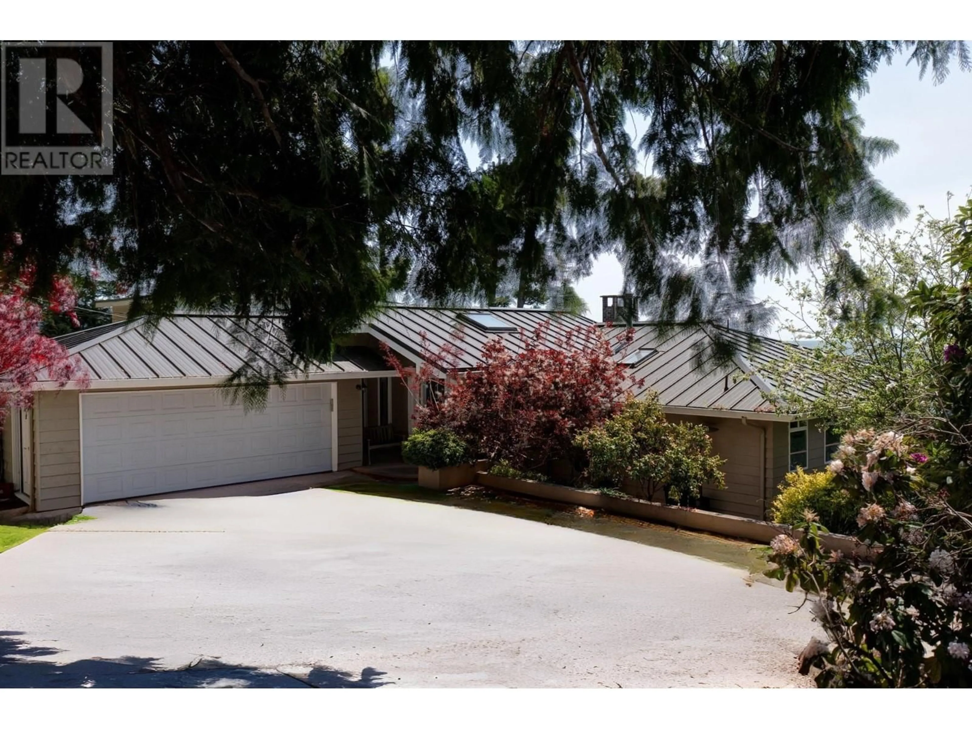 A pic from outside/outdoor area/front of a property/back of a property/a pic from drone, street for 5951 SUNSHINE COAST HIGHWAY, Sechelt British Columbia V0N3A7
