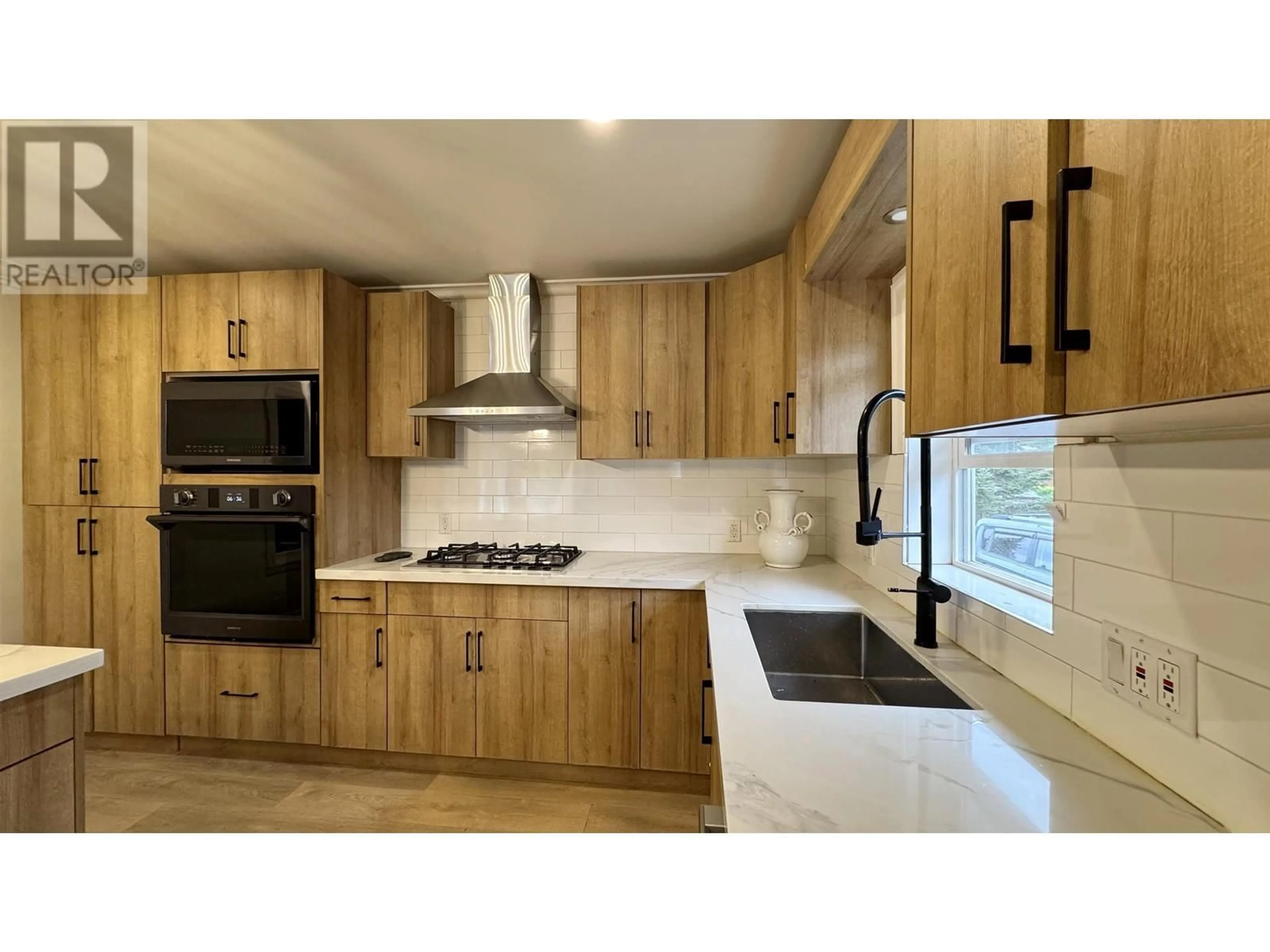 Contemporary kitchen, unknown for 21673 EXETER AVENUE, Maple Ridge British Columbia V2X4M9