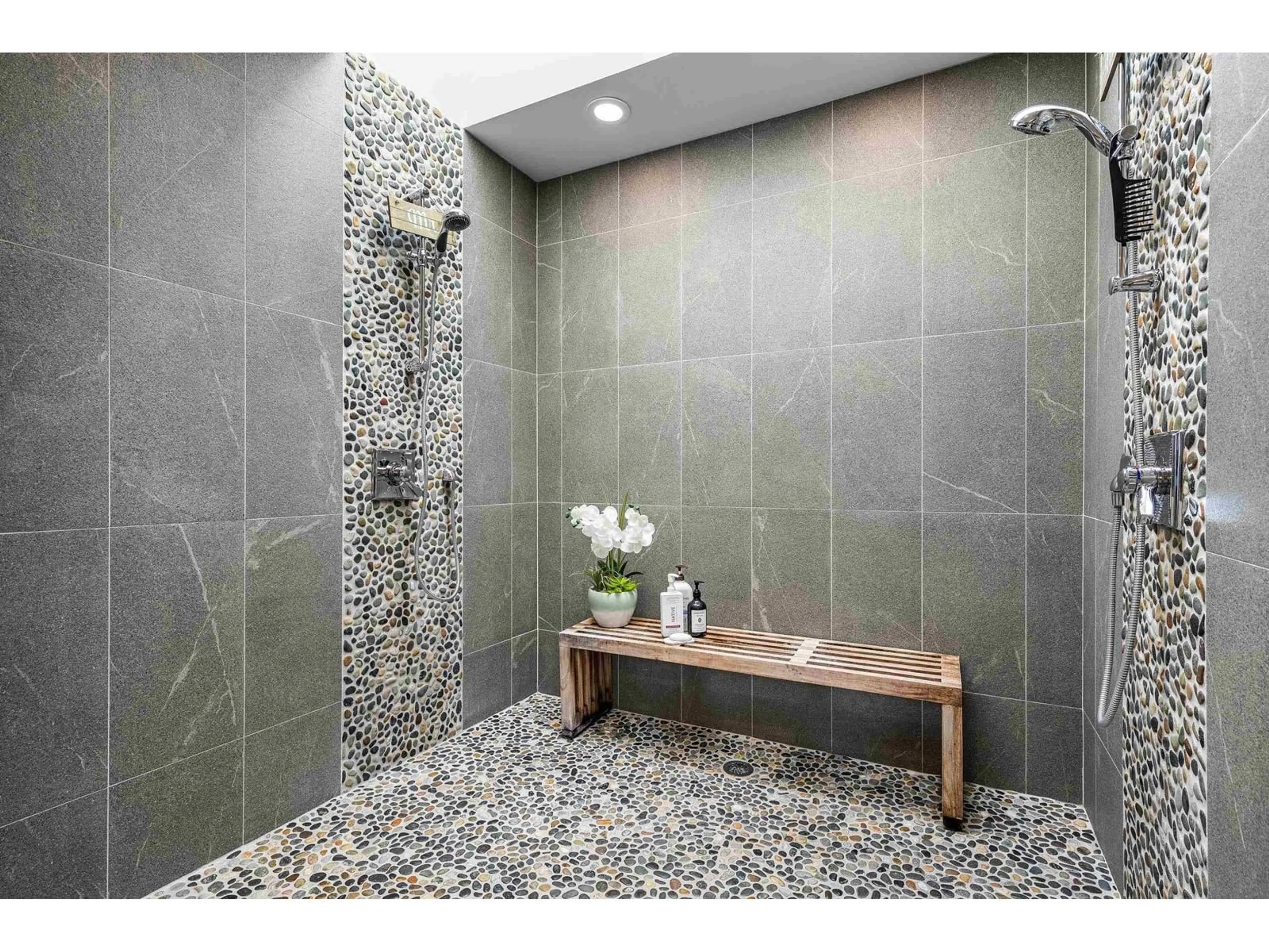 Contemporary bathroom, ceramic/tile floor for 291 HEMLOCK STREET, Cultus Lake British Columbia V2R4Y7