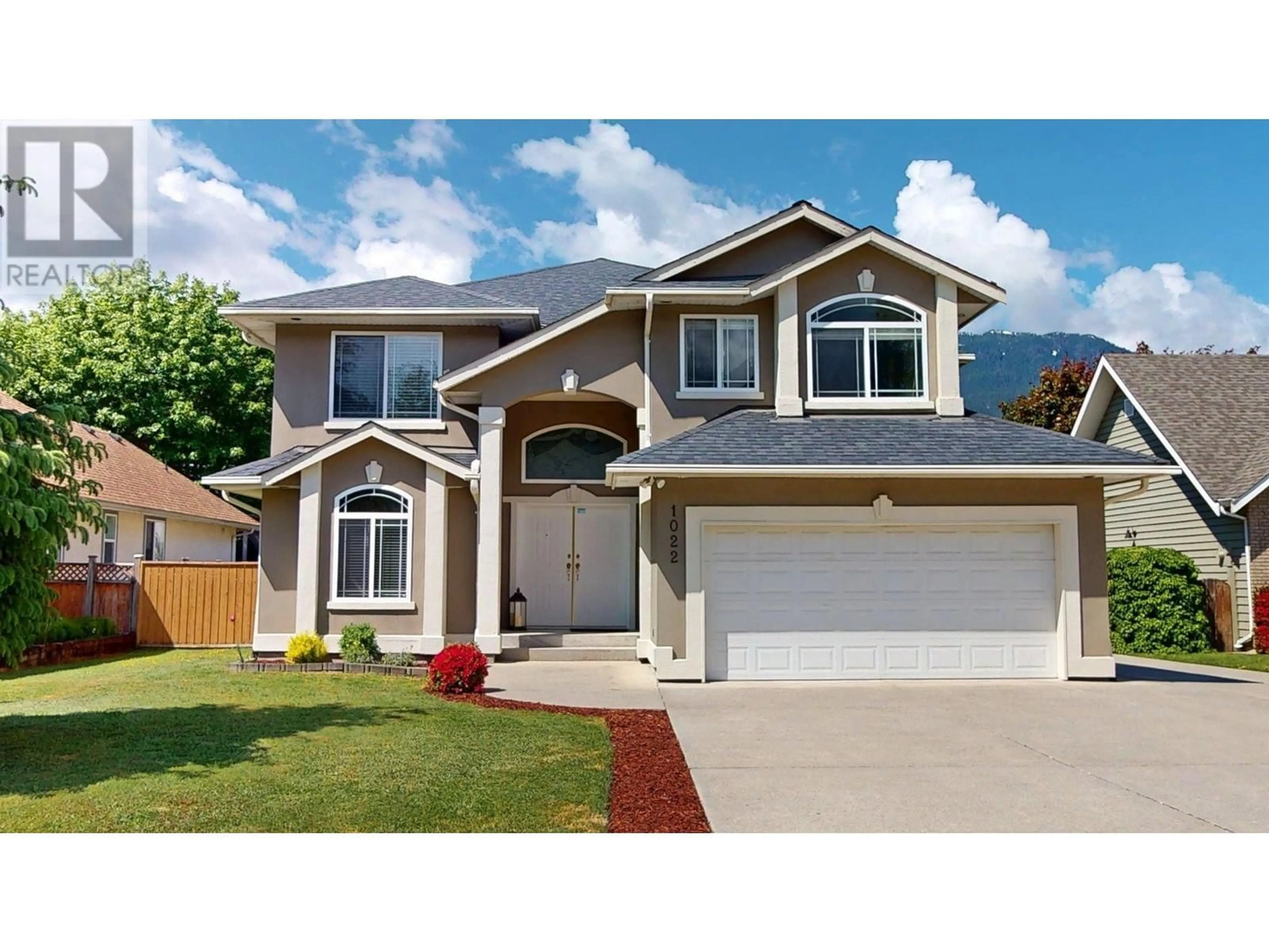 Home with vinyl exterior material, street for 1022 REGENCY PLACE, Squamish British Columbia V8B0N2
