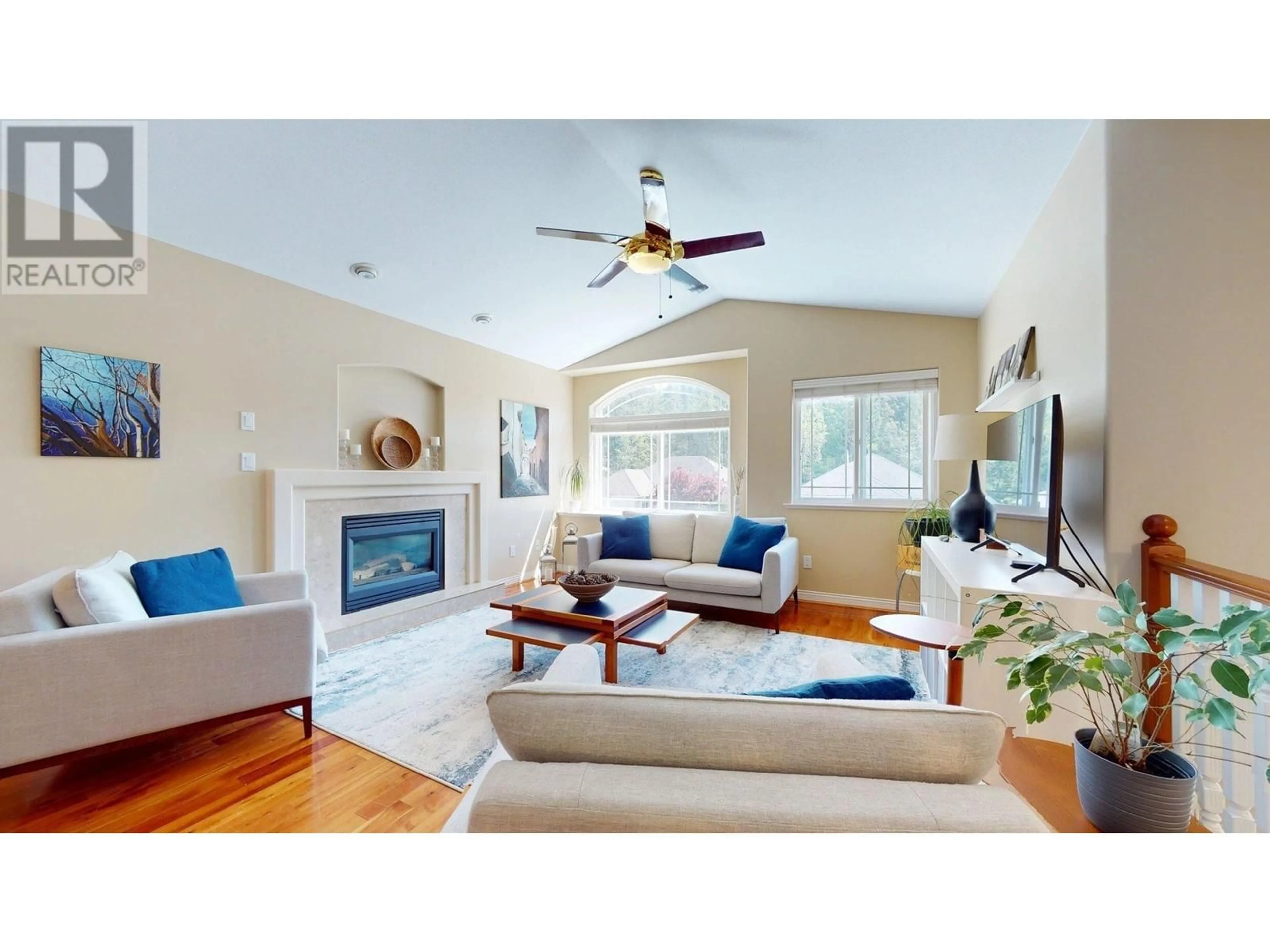 Living room with furniture, wood/laminate floor for 1022 REGENCY PLACE, Squamish British Columbia V8B0N2