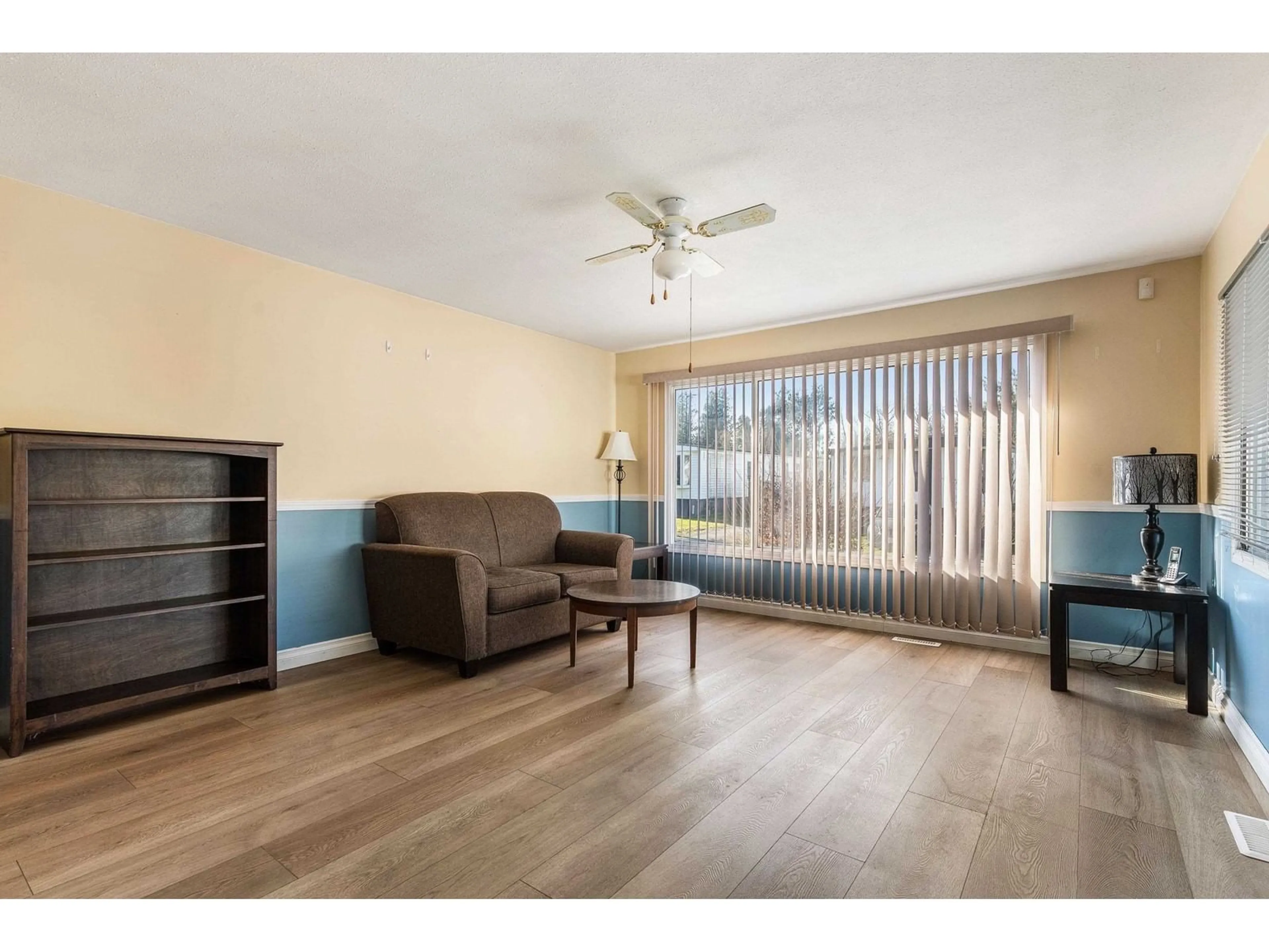 Living room with furniture, wood/laminate floor for 35 - 52324 YALE ROAD, Rosedale British Columbia V0X1X0