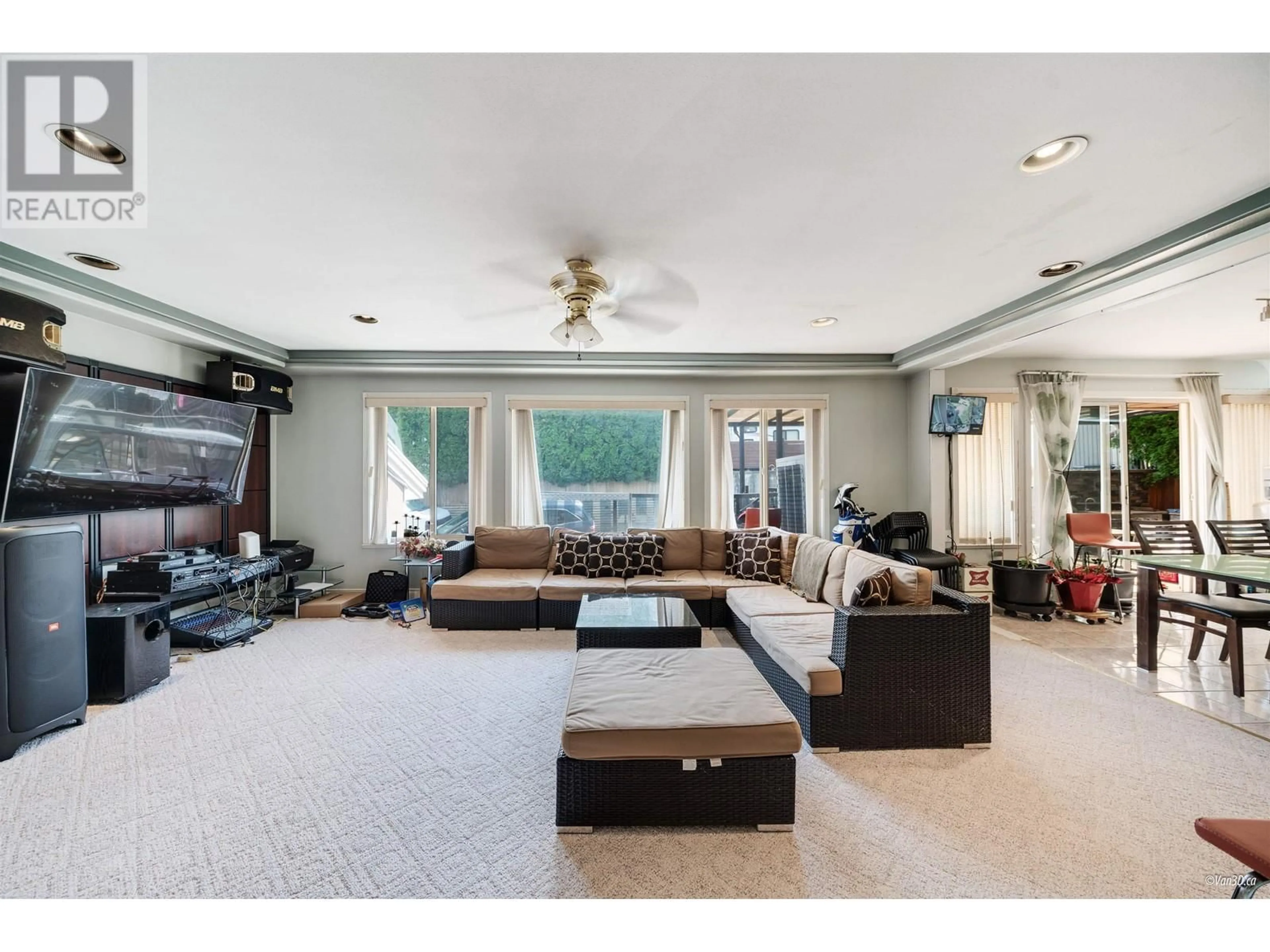 Living room with furniture, unknown for 6728 MASON COURT, Burnaby British Columbia V5E4J2