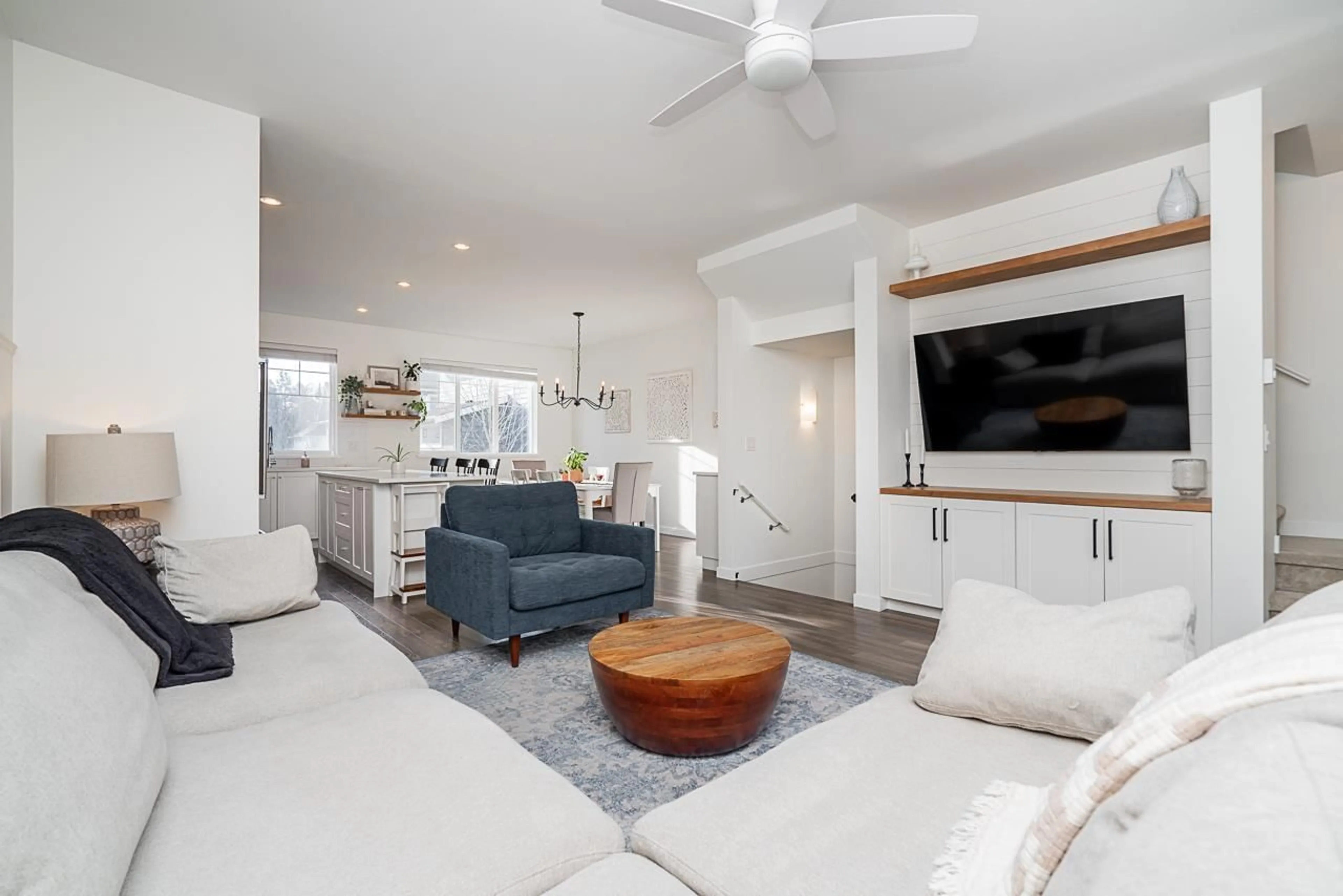 Living room with furniture, unknown for 32 - 127 172, Surrey British Columbia V3Z0W9