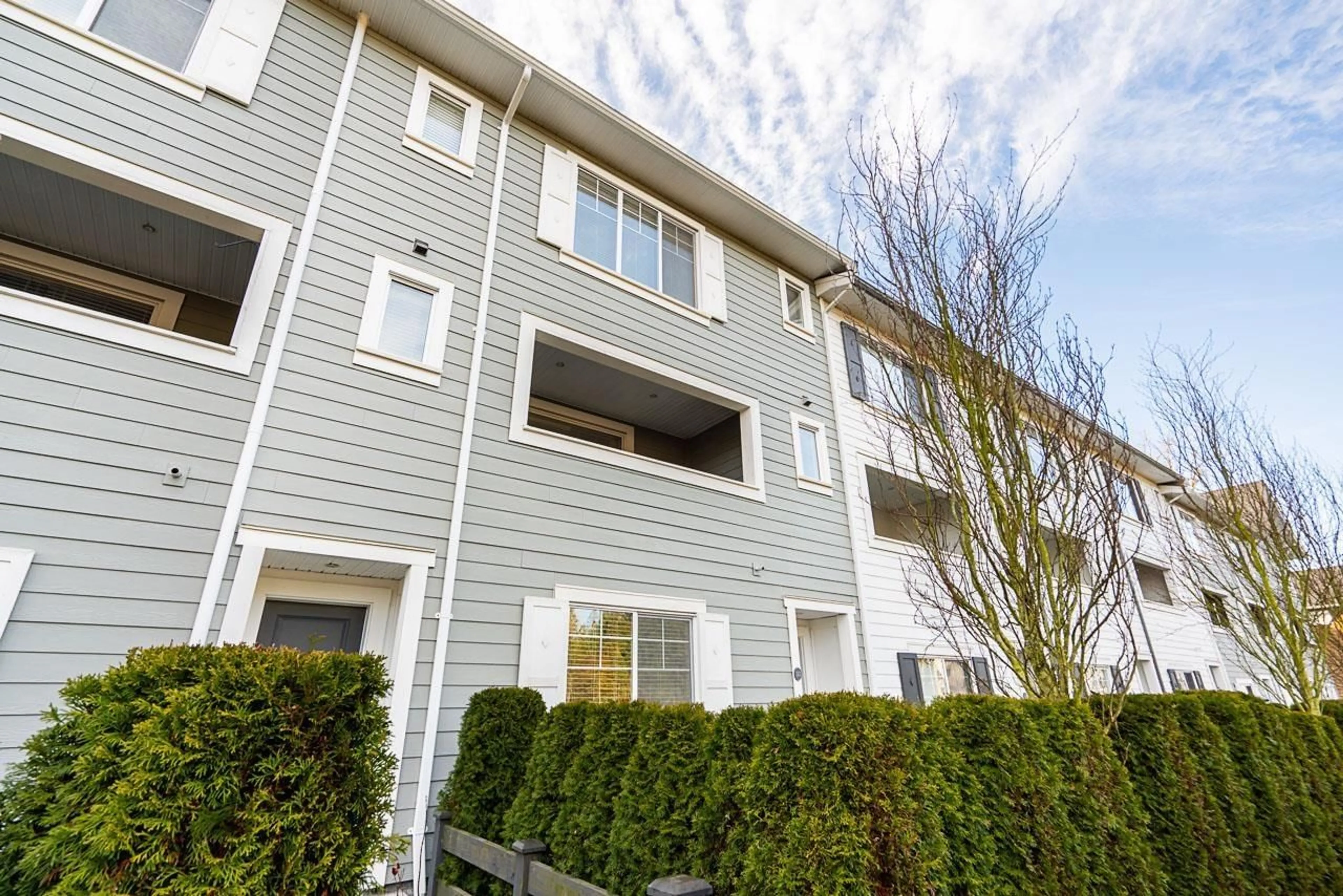 Home with vinyl exterior material, street for 32 - 127 172, Surrey British Columbia V3Z0W9